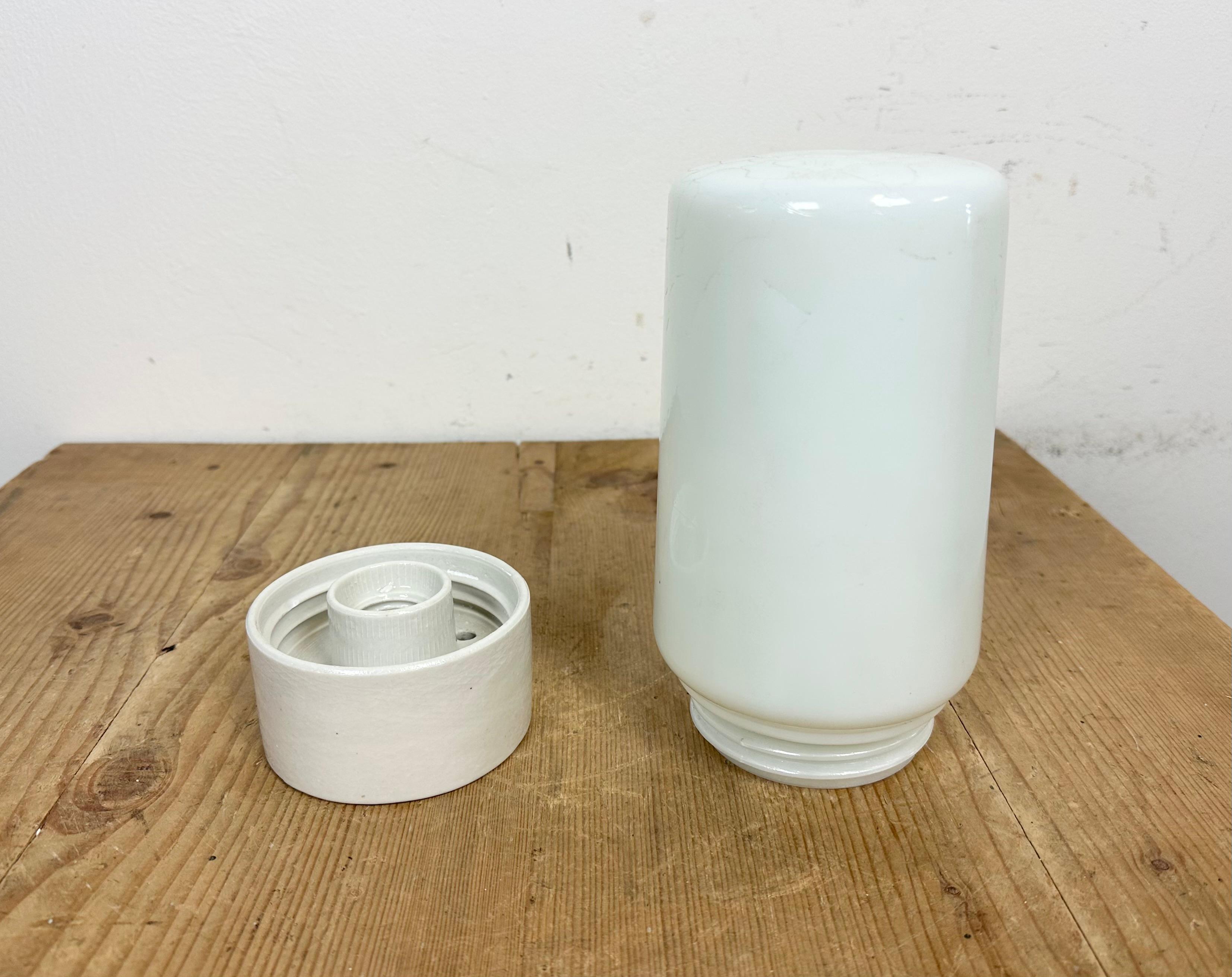 Deckenleuchte aus weißem Porzellan mit Milchglas, 1970er Jahre im Zustand „Gut“ im Angebot in Kojetice, CZ