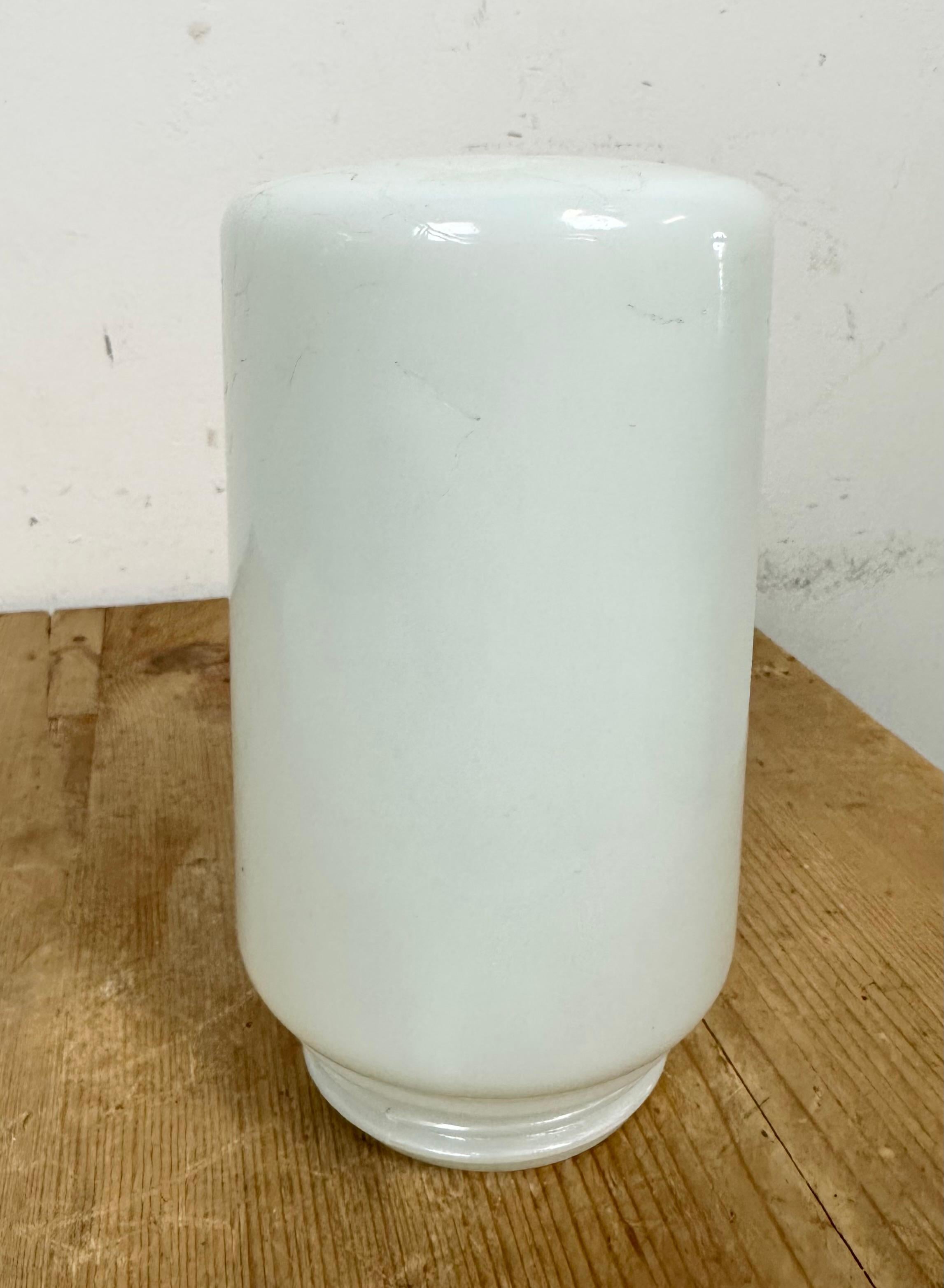 Fin du 20e siècle Plafonnier vintage en porcelaine blanche avec verre dépoli, années 1970 en vente