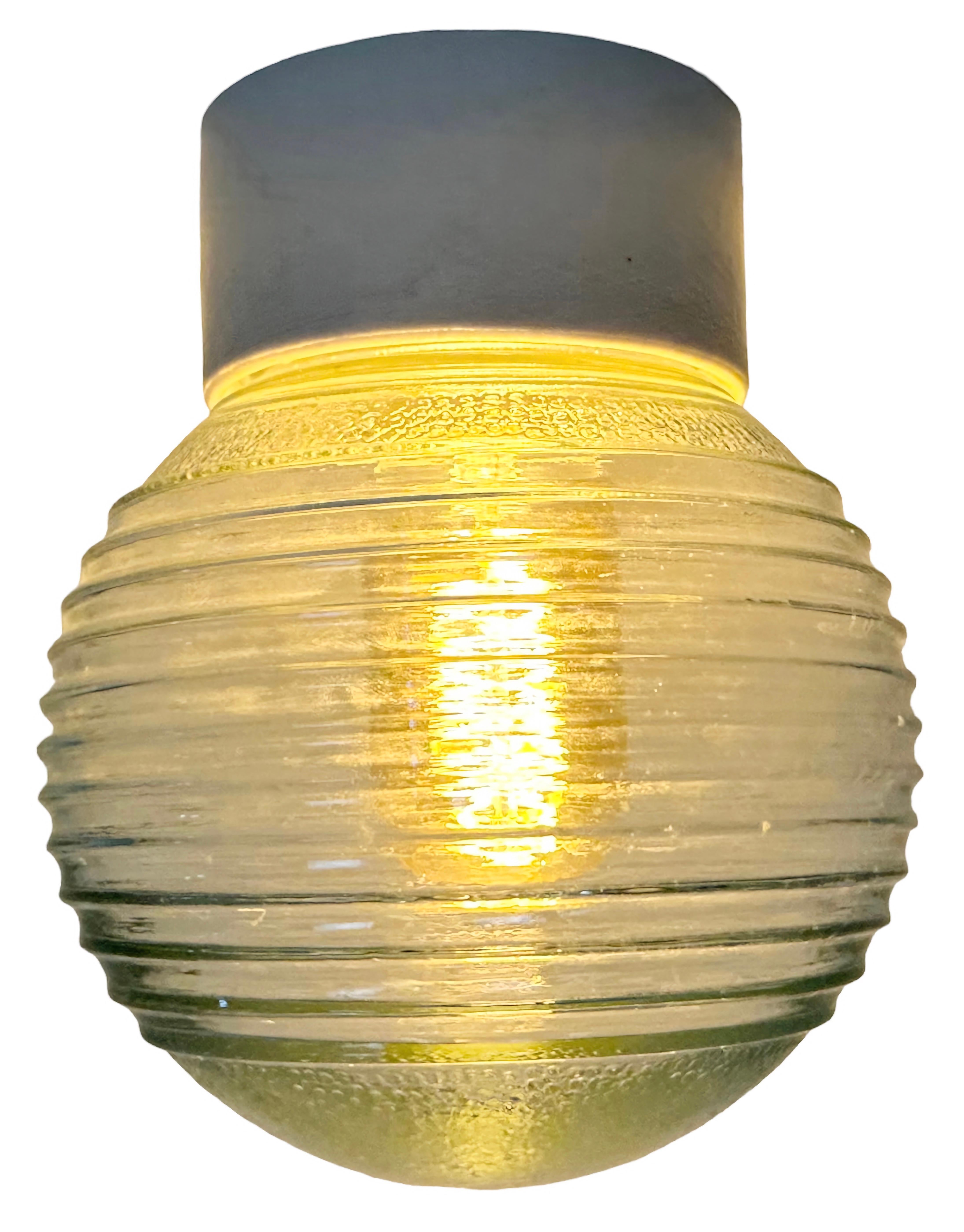 Lampe industrielle vintage fabriquée en Pologne dans les années 1970. Whiting se caractérise par une fixation au plafond en porcelaine blanche et un couvercle en verre dépoli. La douille est compatible avec les ampoules E27/E 26. Un nouveau fil. Le