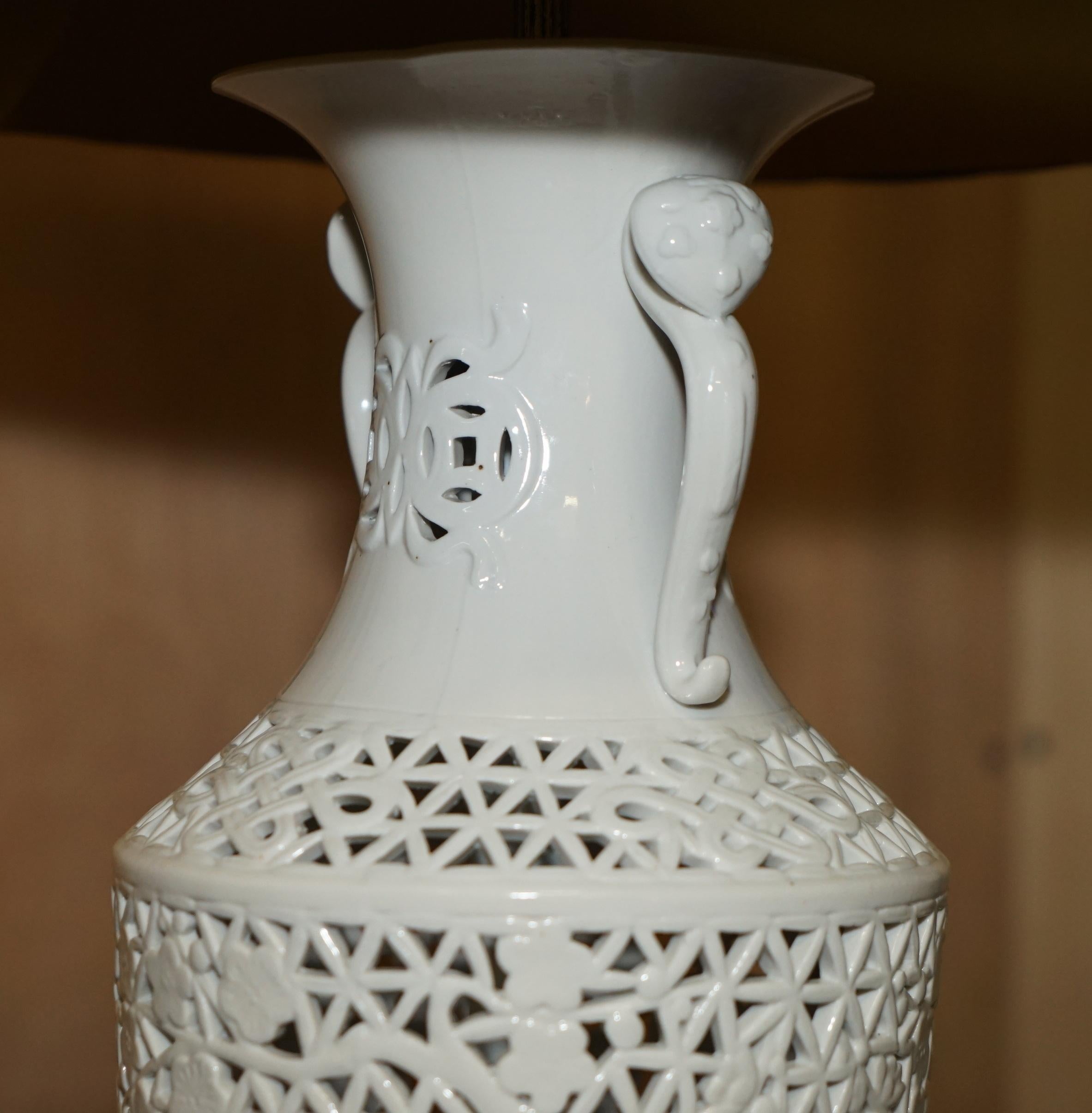 VINTAGE WHITE PORCELAIN CHiNESE STYLE LAMP WITH ORNATELY PIERCED BODY For Sale 2