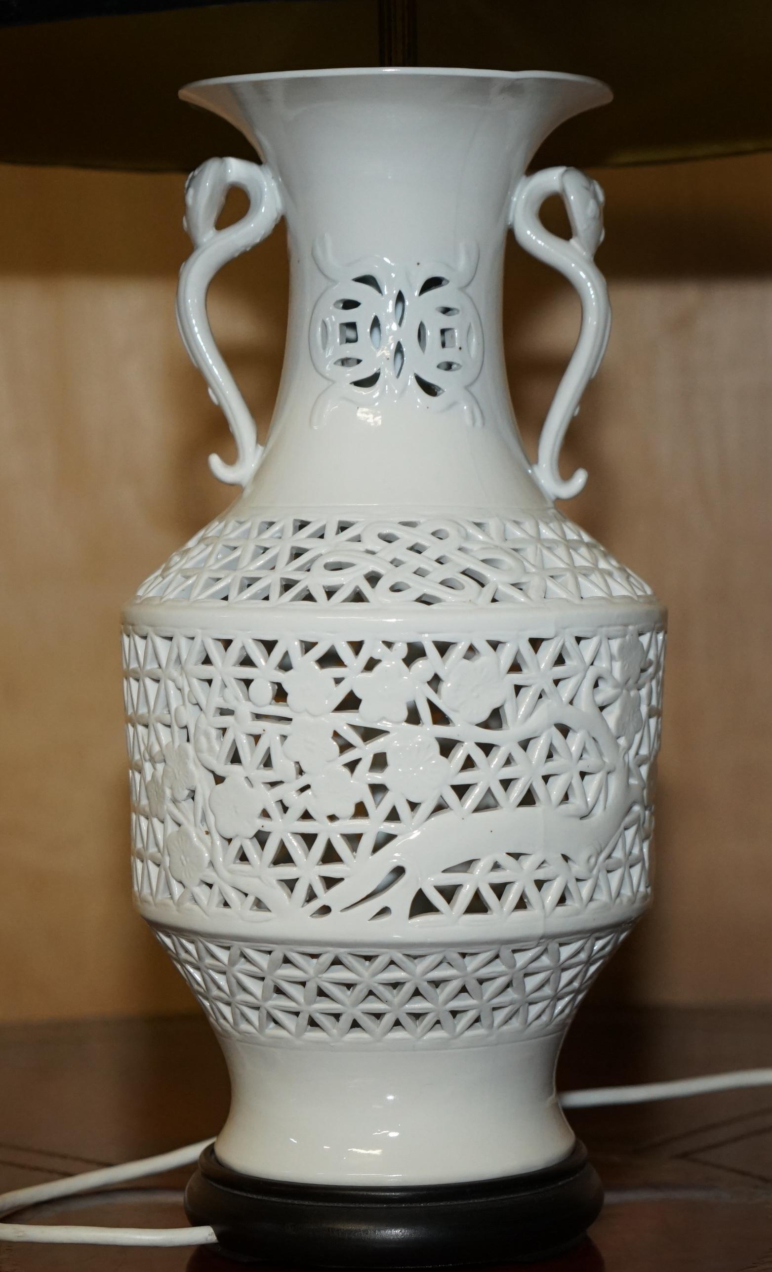 VINTAGE WHITE PORCELAIN CHiNESE STYLE LAMP WITH ORNATELY PIERCED BODY For Sale 3