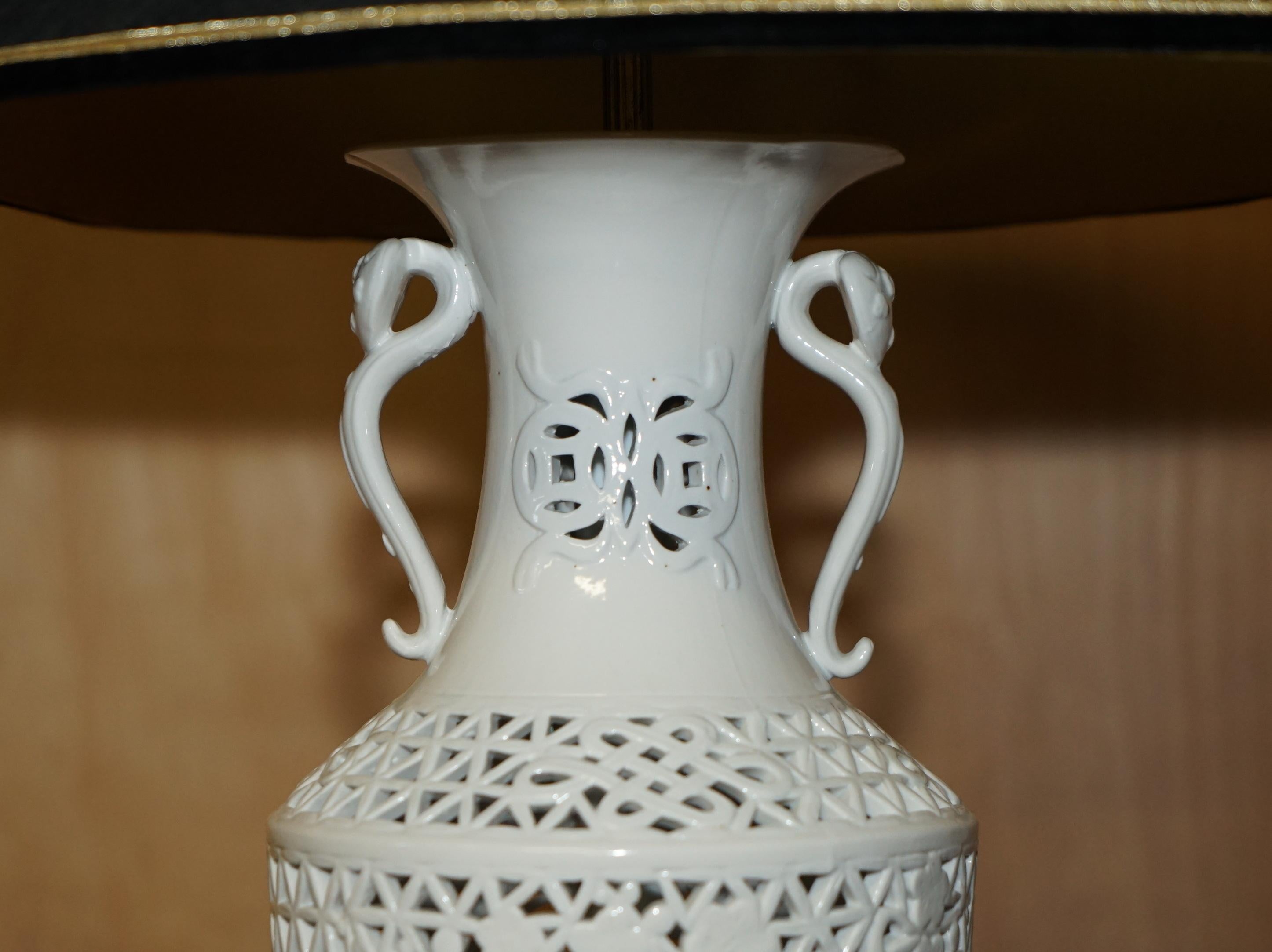 VINTAGE WHITE PORCELAIN CHiNESE STYLE LAMP WITH ORNATELY PIERCED BODY For Sale 4