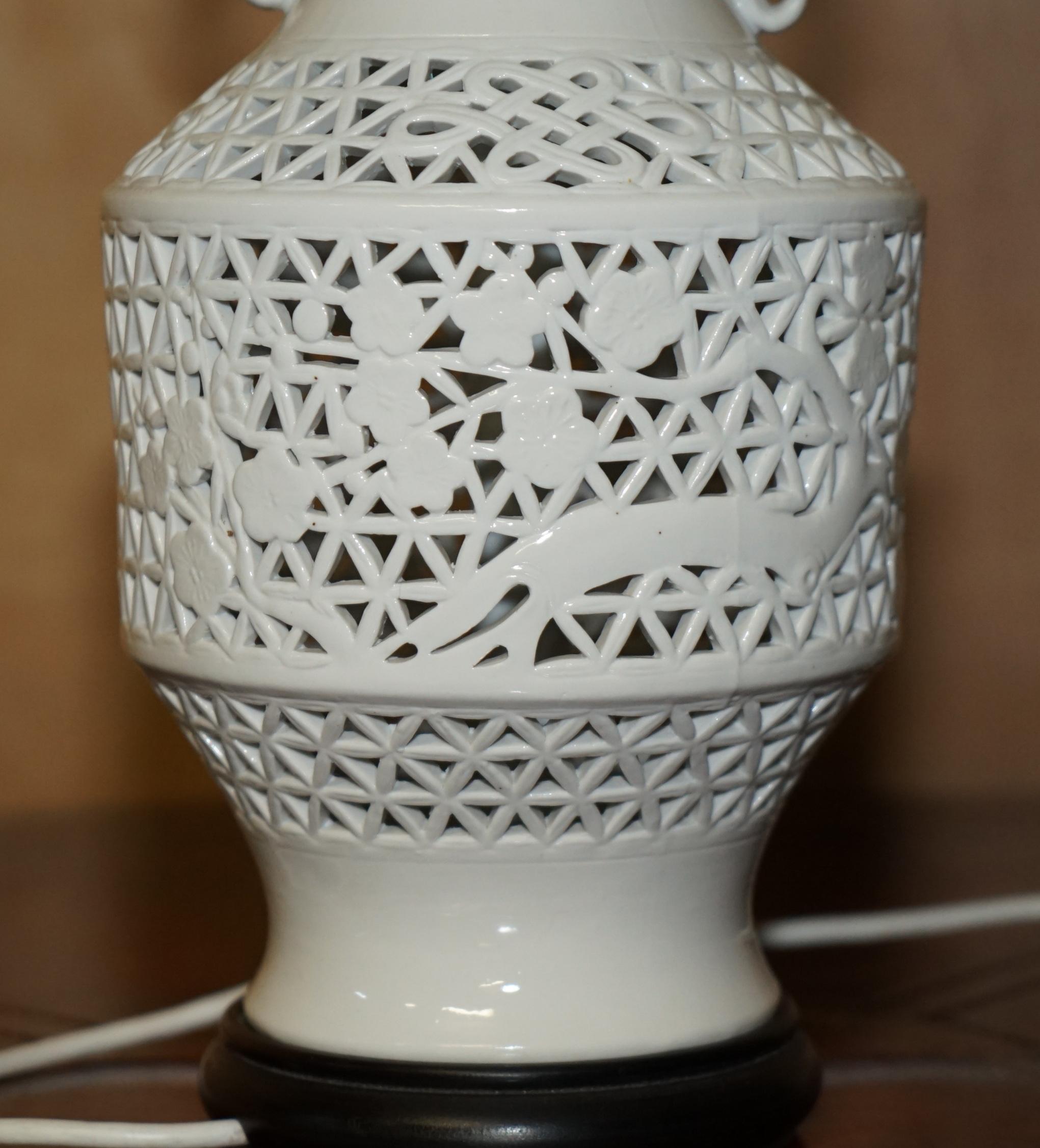 VINTAGE WHITE PORCELAIN CHiNESE STYLE LAMP WITH ORNATELY PIERCED BODY For Sale 5