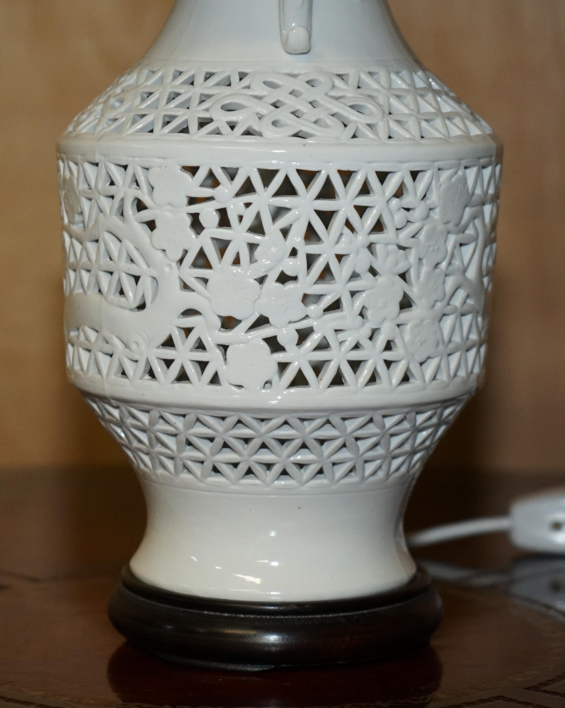 VINTAGE WHITE PORCELAIN CHiNESE STYLE LAMP WITH ORNATELY PIERCED BODY For Sale 1