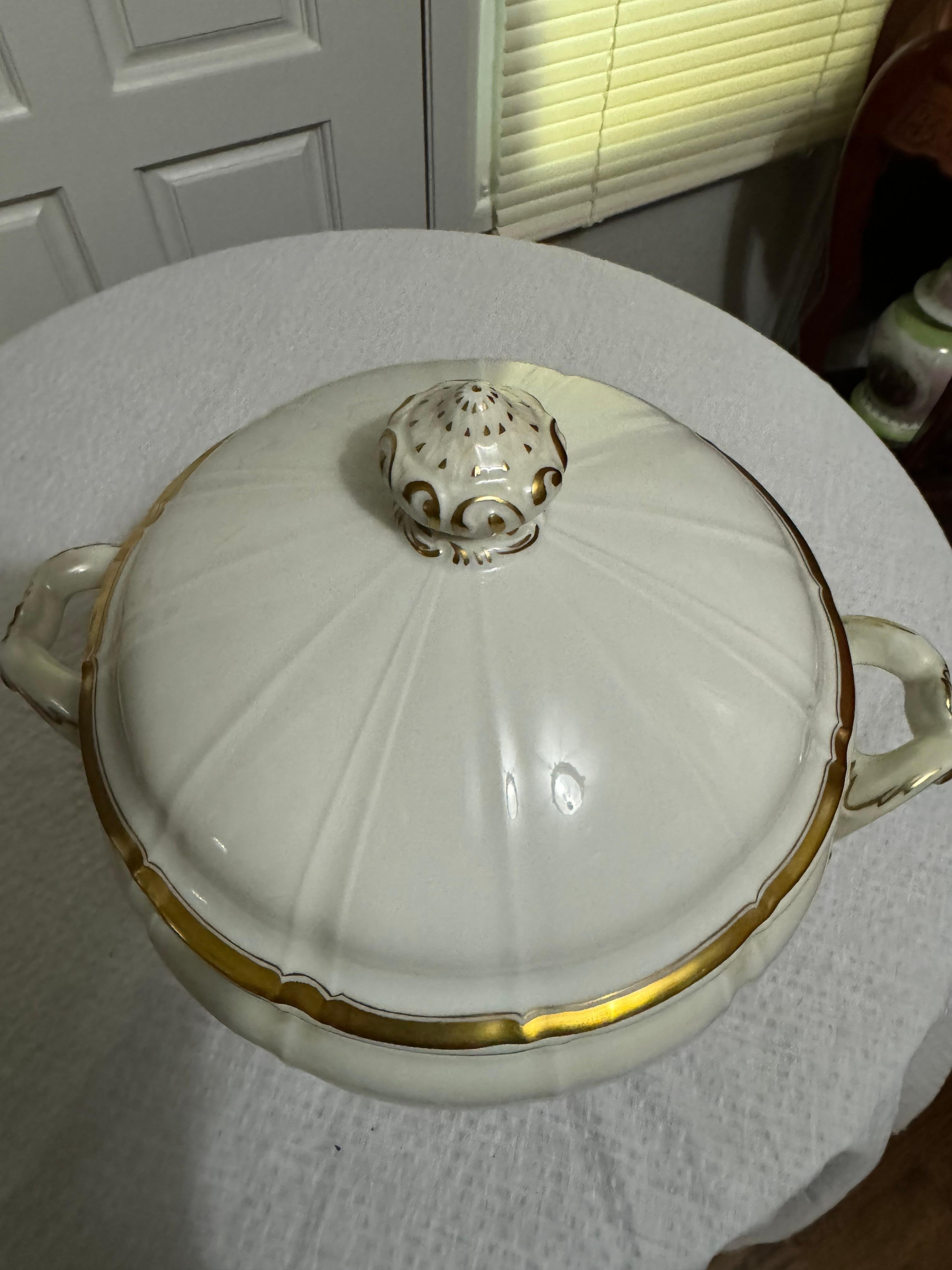 XX secolo Zuppiera con piede in porcellana bianca vintage con finiture in oro pesante in vendita