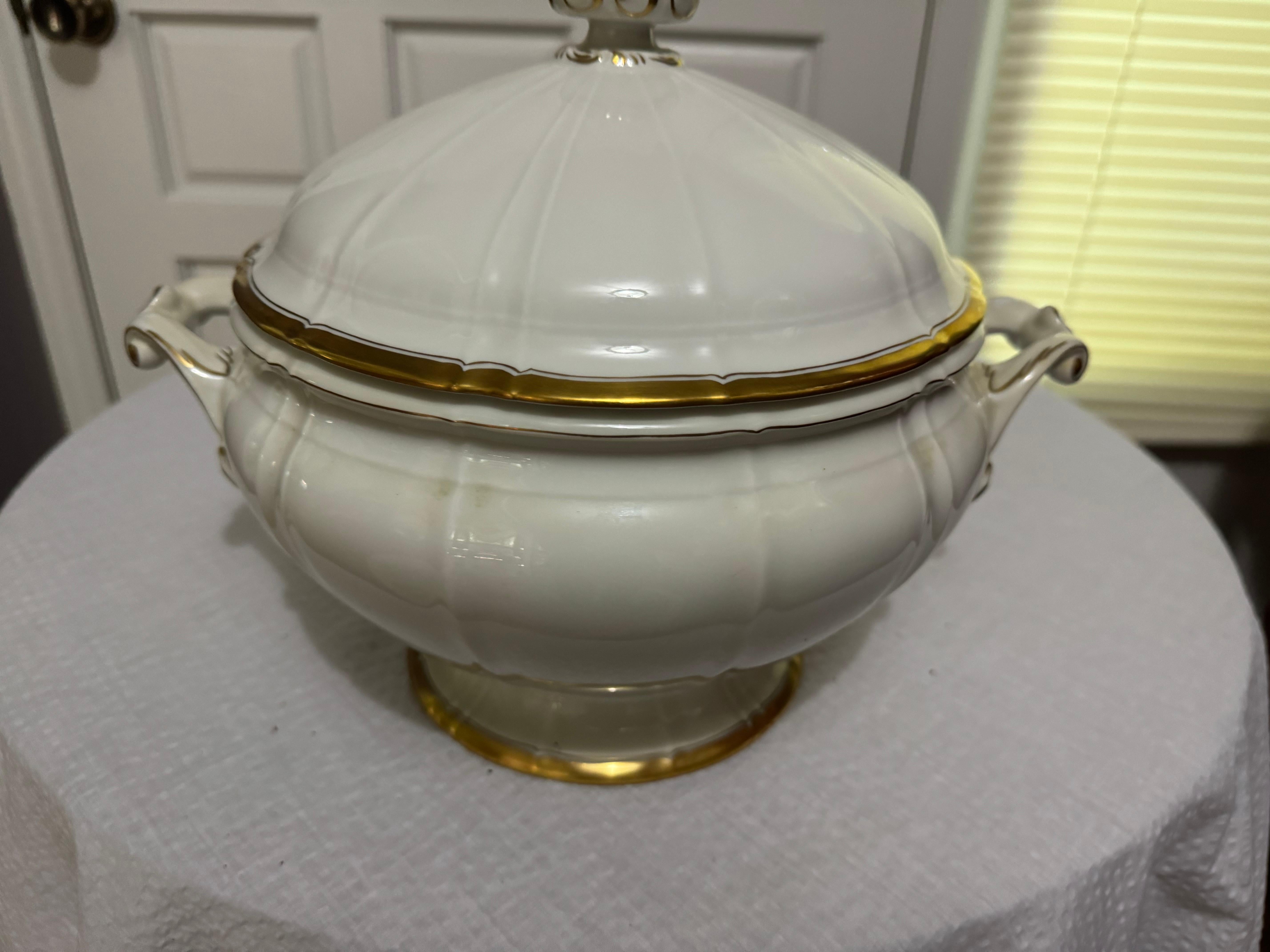 Zuppiera con piede in porcellana bianca vintage con finiture in oro pesante in vendita 1