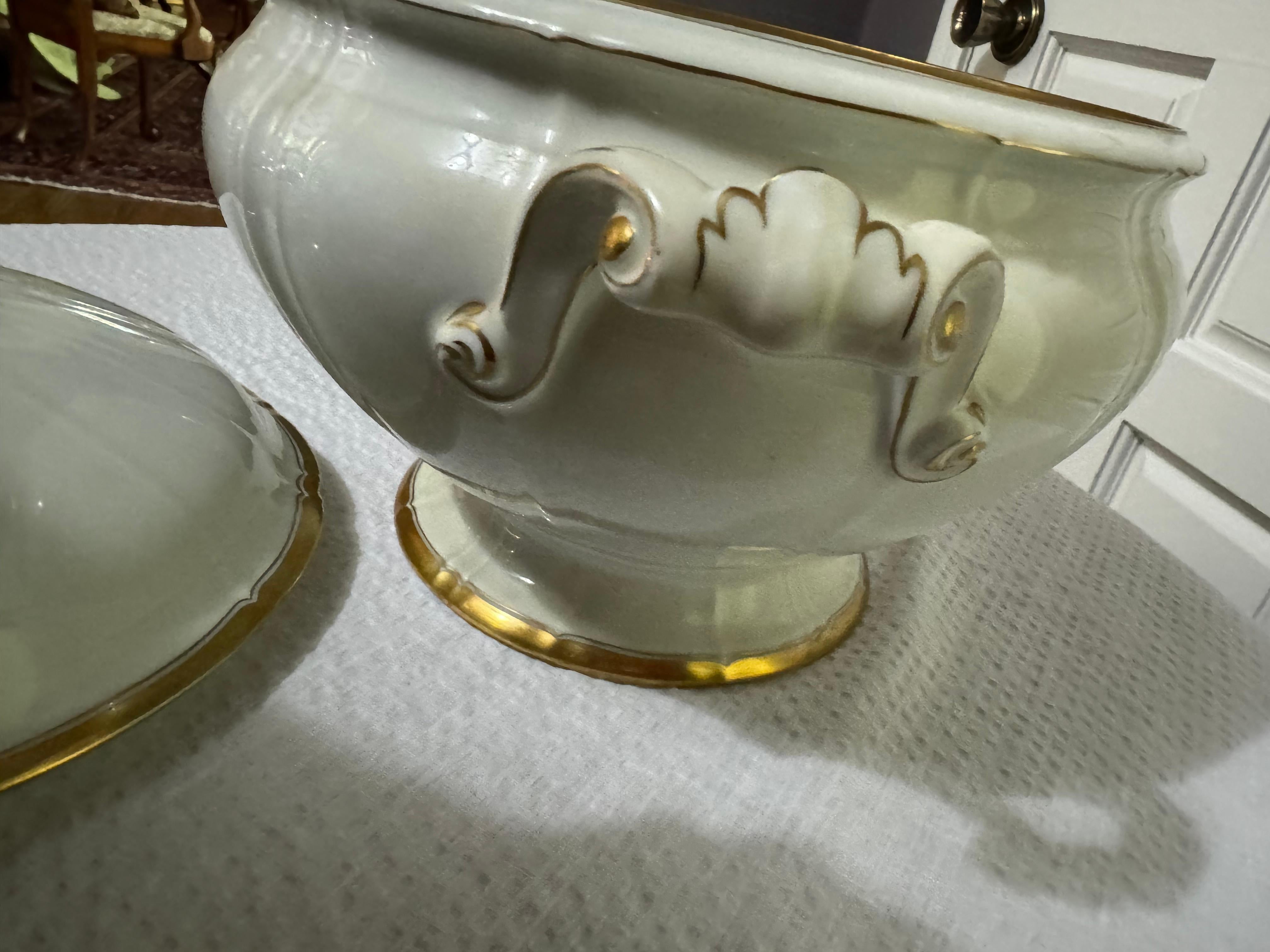 Zuppiera con piede in porcellana bianca vintage con finiture in oro pesante in vendita 2