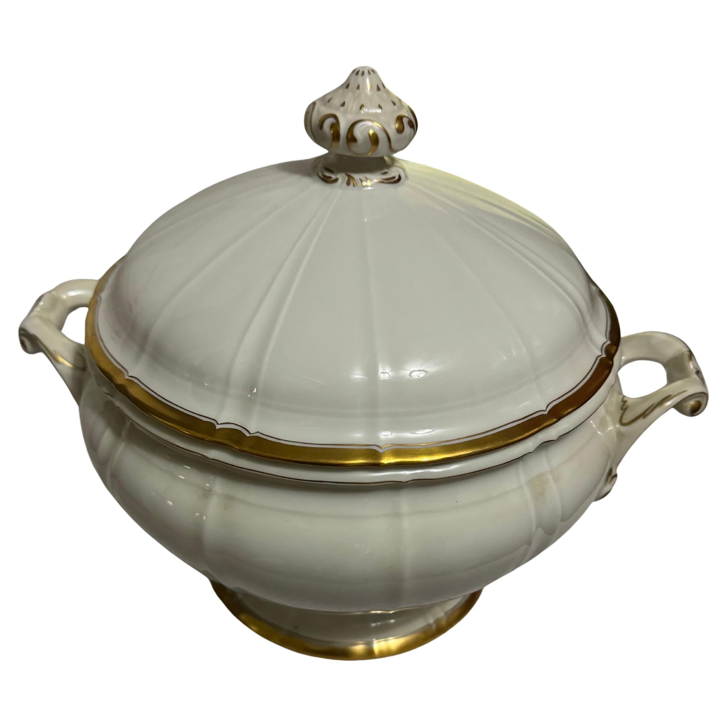 Zuppiera con piede in porcellana bianca vintage con finiture in oro pesante