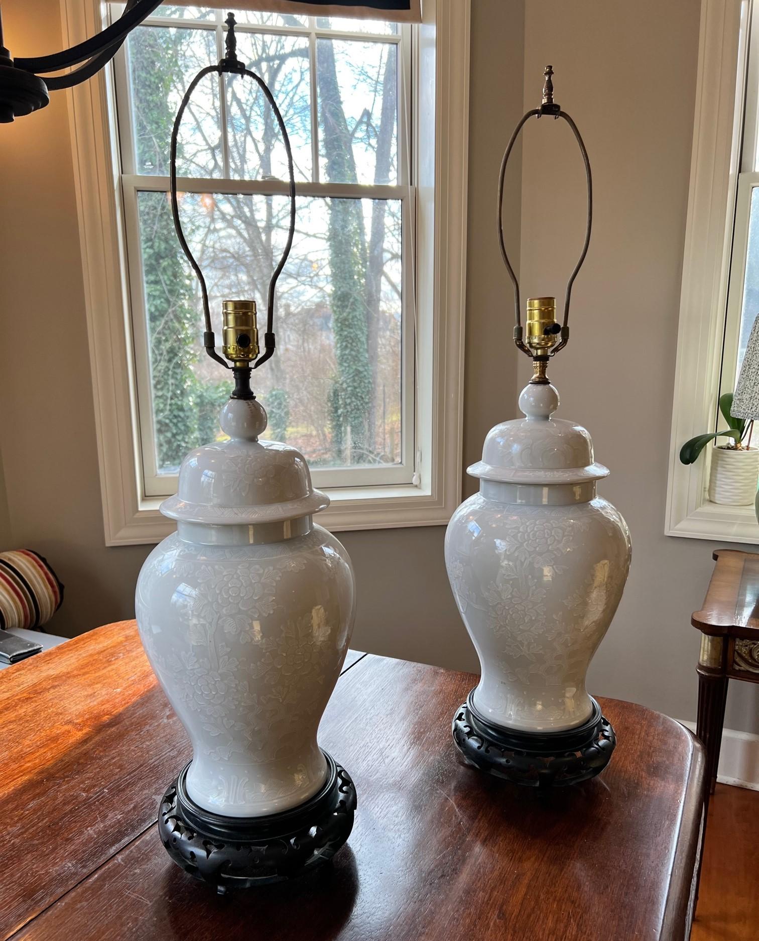 Lampes en forme de jarre à gingembre en porcelaine blanche vintage avec décoration florale blanche  en vente 5