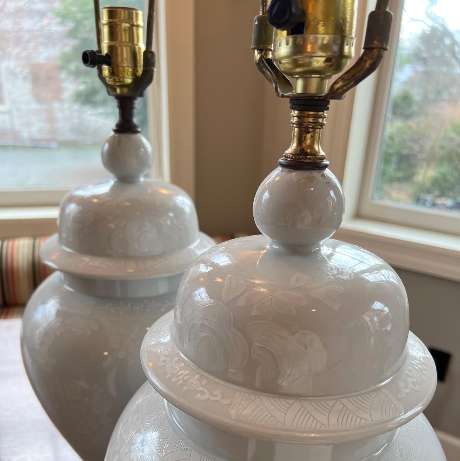Chinoiseries Lampes en forme de jarre à gingembre en porcelaine blanche vintage avec décoration florale blanche  en vente