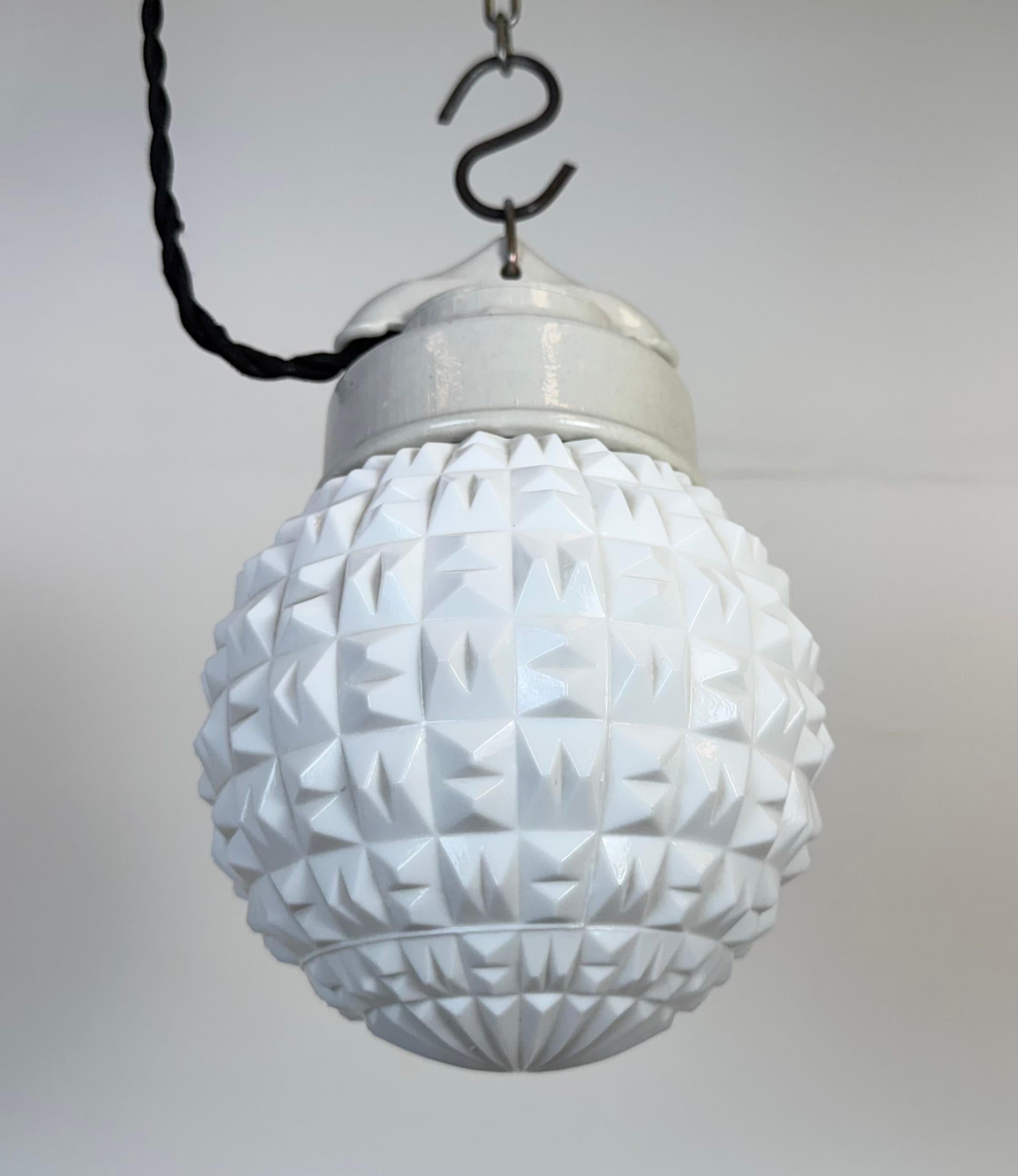 Lampada a sospensione in porcellana bianca vintage, anni '70 in vendita 3