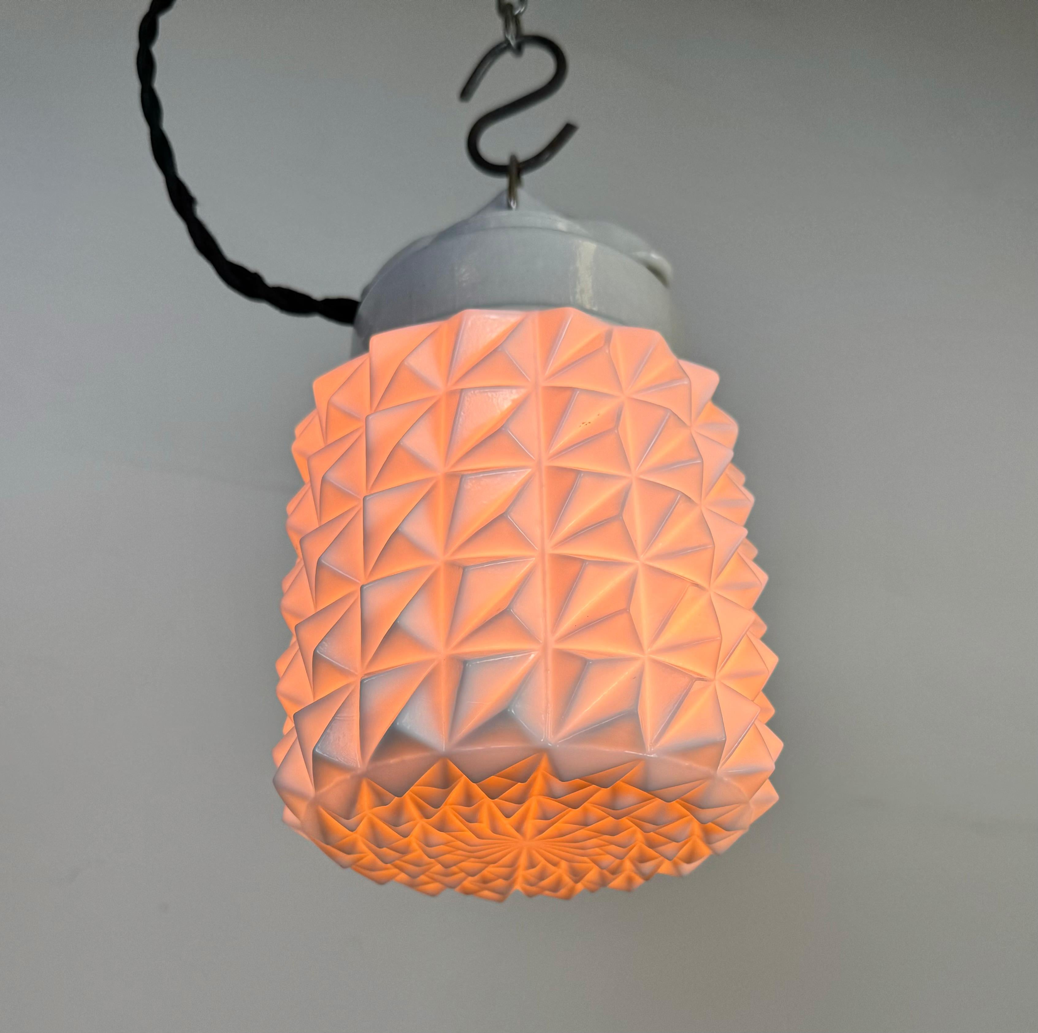 Lampada a sospensione in porcellana bianca vintage, anni '70 in vendita 3
