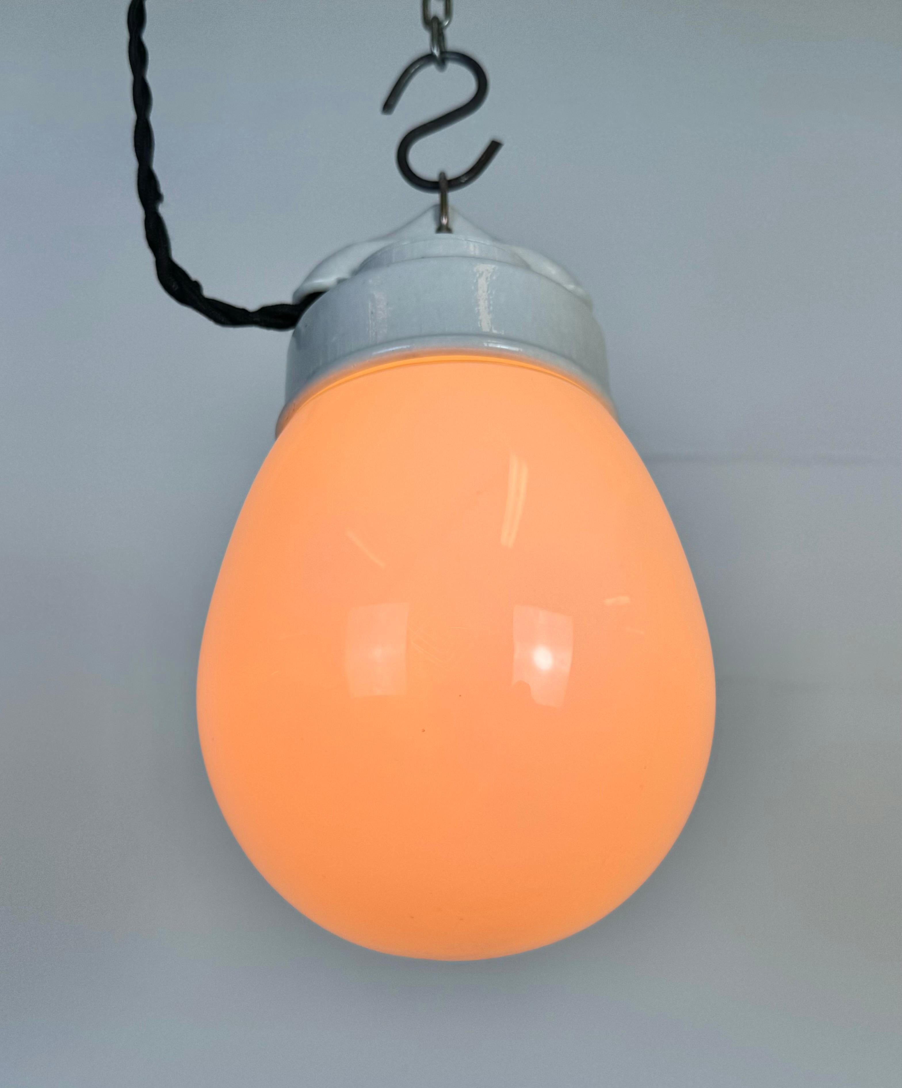 Lampada a sospensione in porcellana bianca vintage, anni '70 in vendita 3