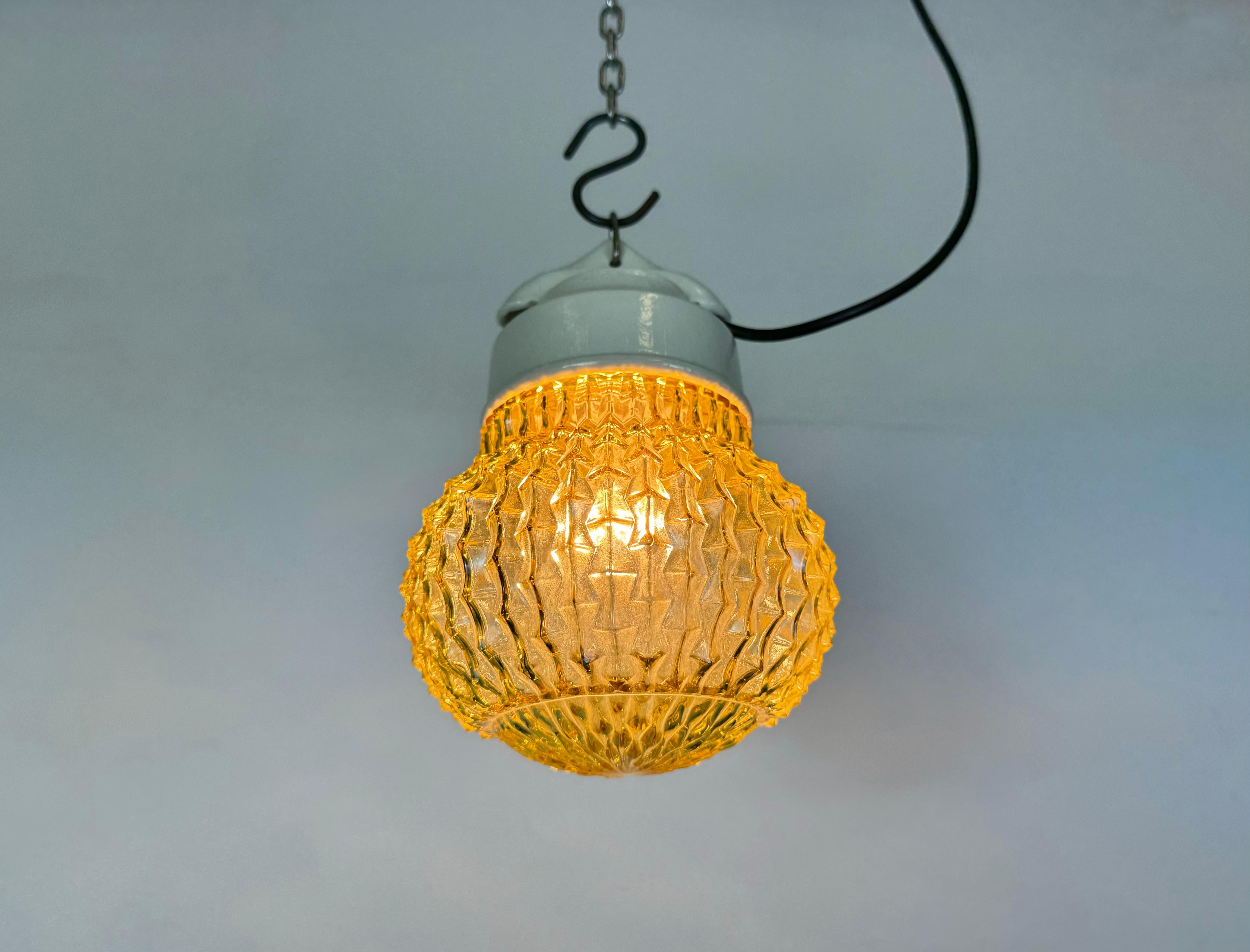 Lampe à suspension vintage en porcelaine blanche, années 1970 en vente 3