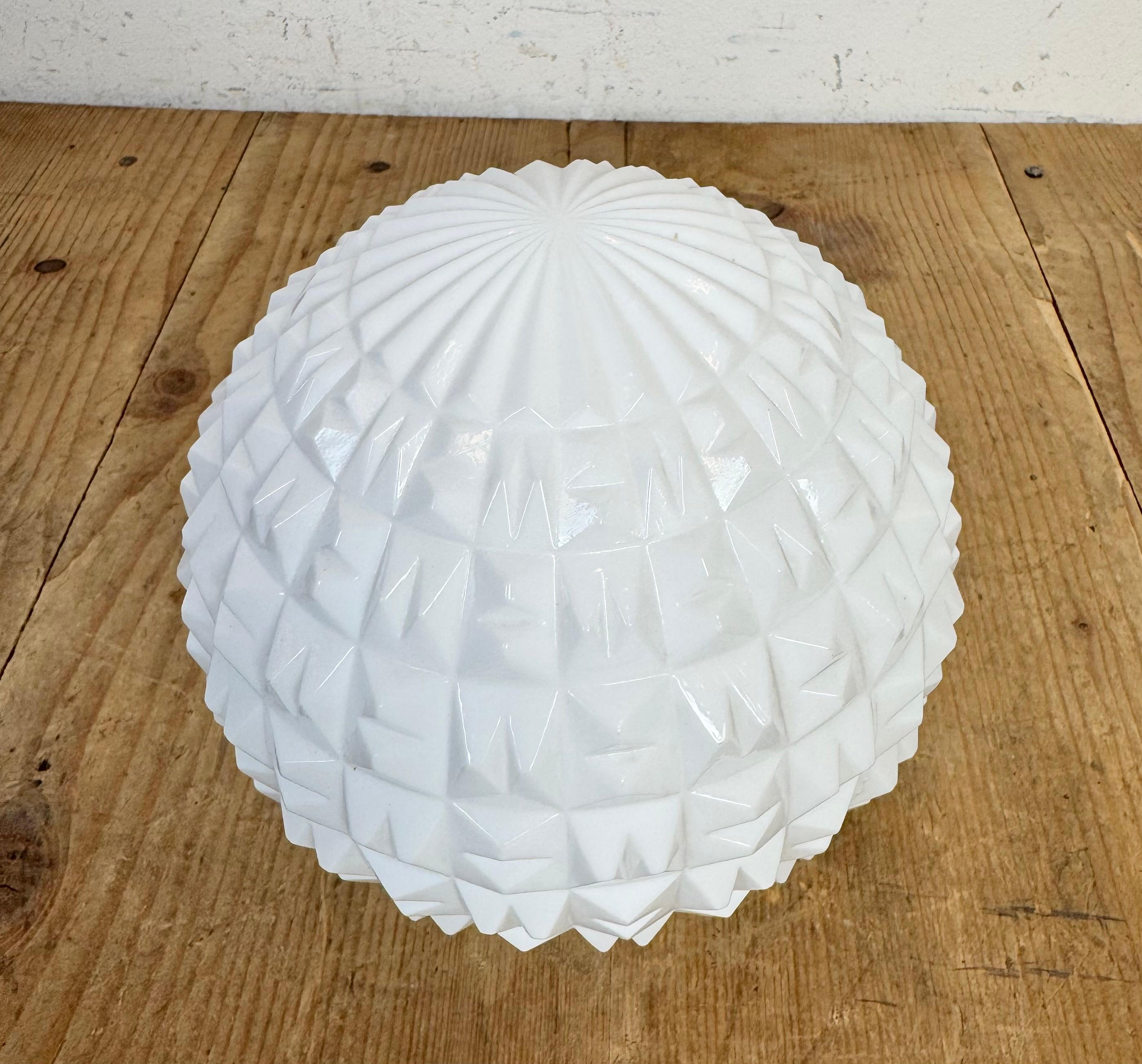 Lampada a sospensione in porcellana bianca vintage, anni '70 in vendita 4