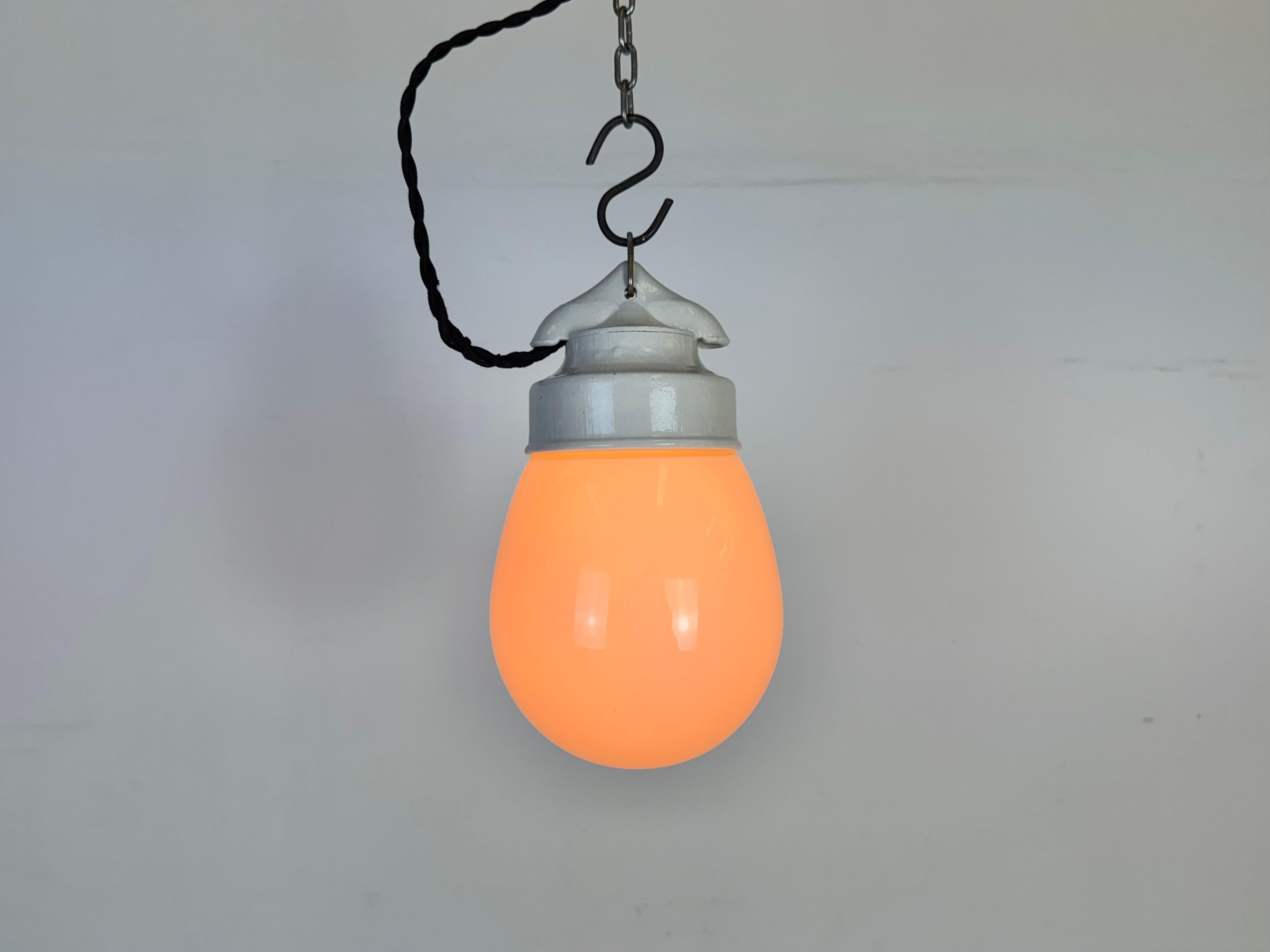 Lampada a sospensione in porcellana bianca vintage, anni '70 in vendita 4
