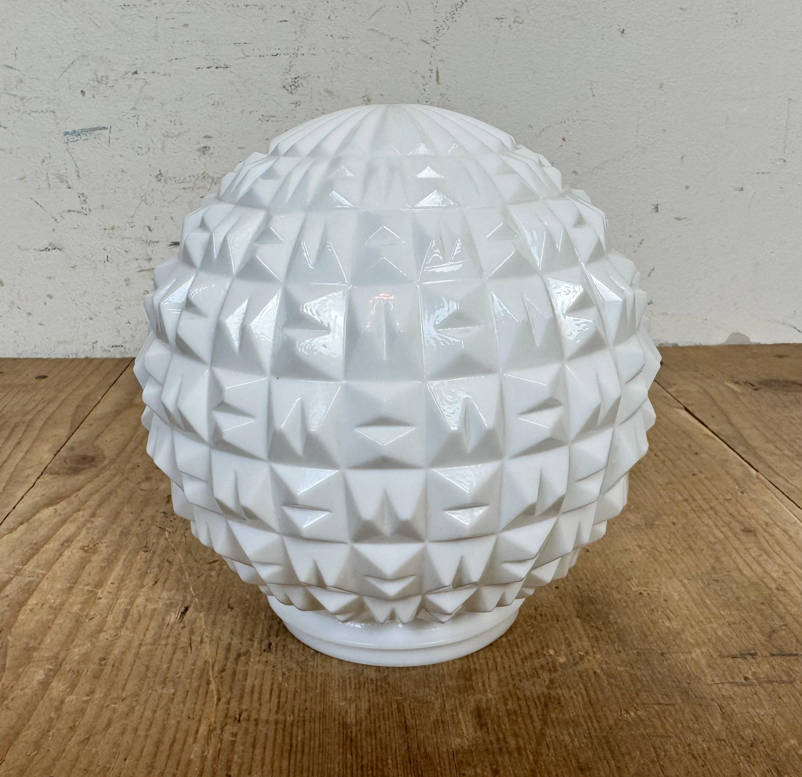 Lampada a sospensione in porcellana bianca vintage, anni '70 in vendita 5