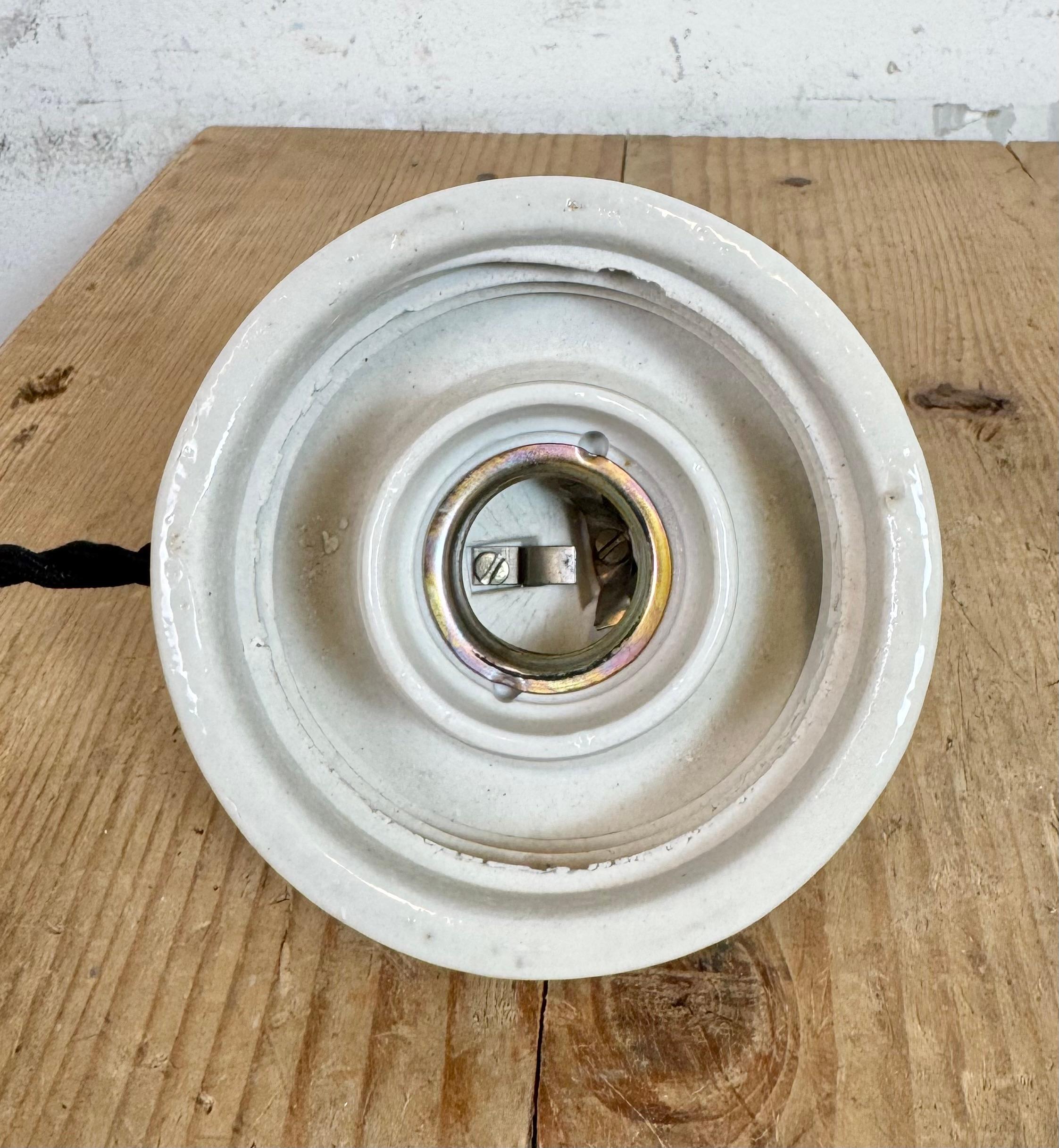 Lampada a sospensione in porcellana bianca vintage, anni '70 in vendita 5