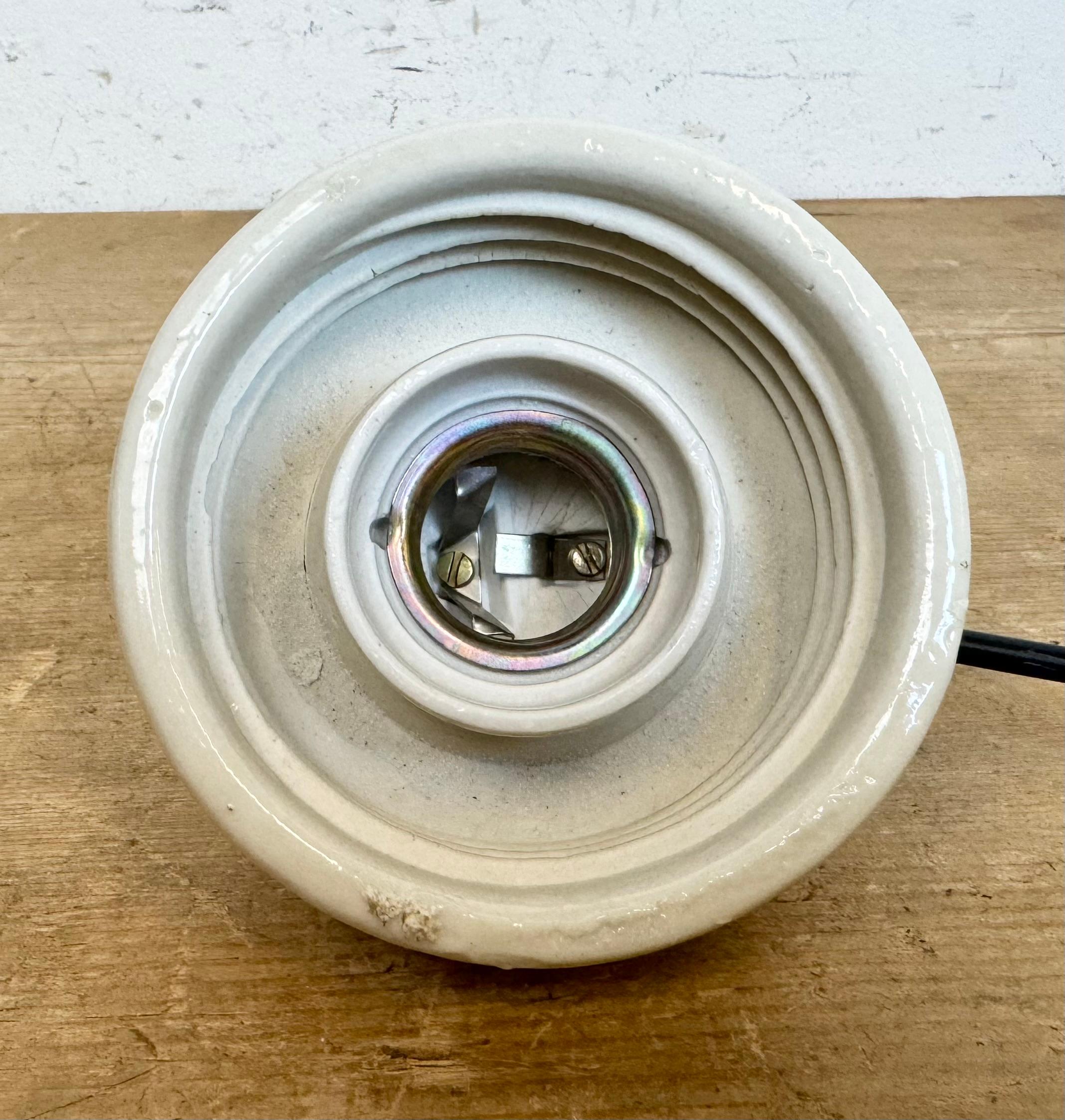 Lampada a sospensione in porcellana bianca vintage, anni '70 in vendita 7