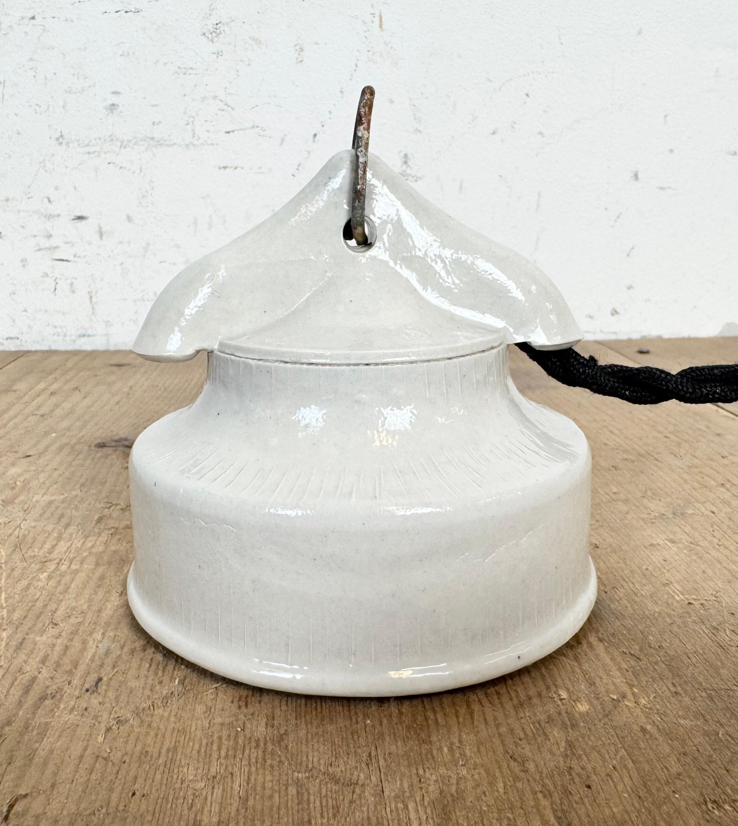 Lampada a sospensione in porcellana bianca vintage, anni '70 in vendita 7