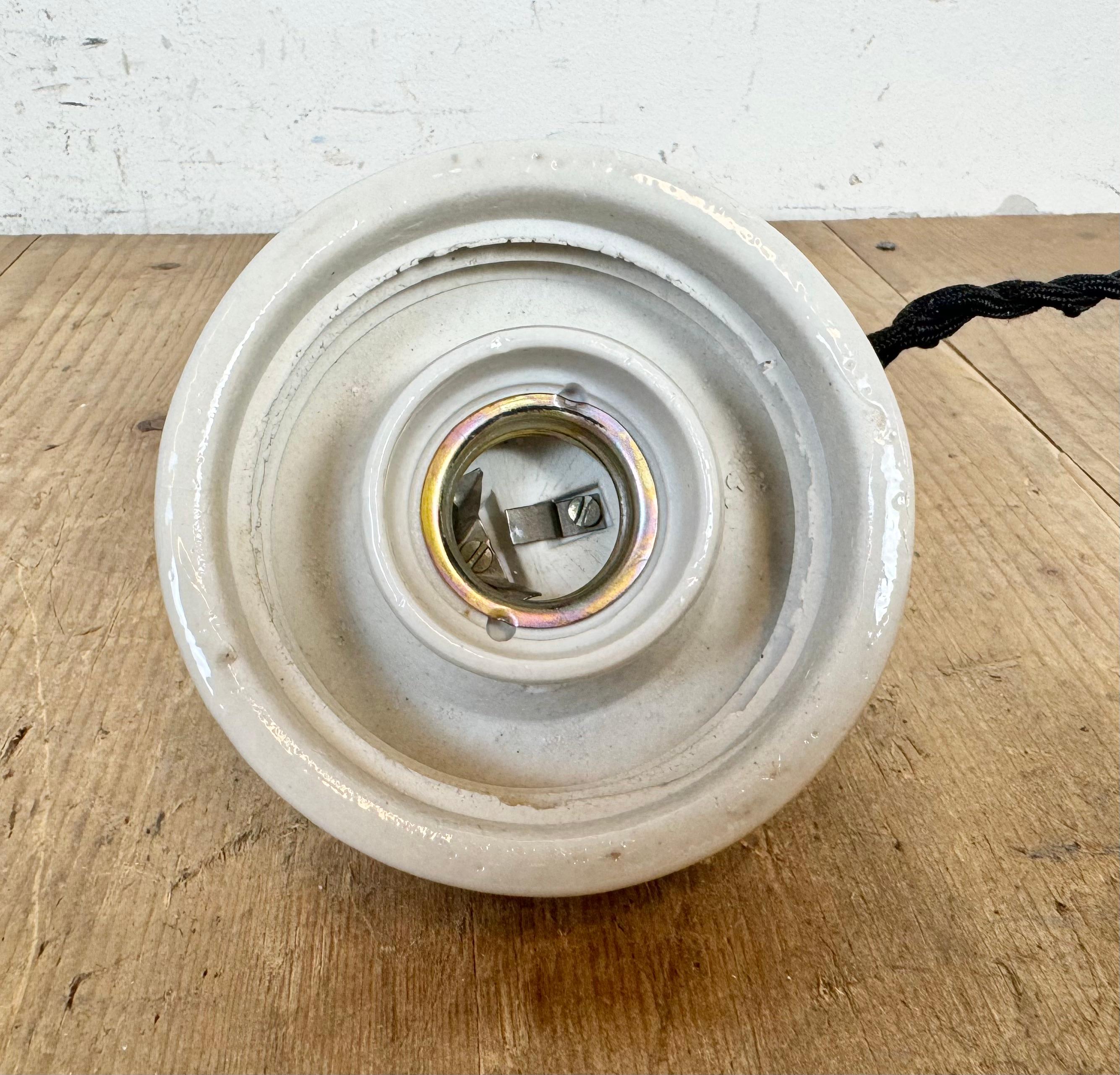 Lampada a sospensione in porcellana bianca vintage, anni '70 in vendita 8
