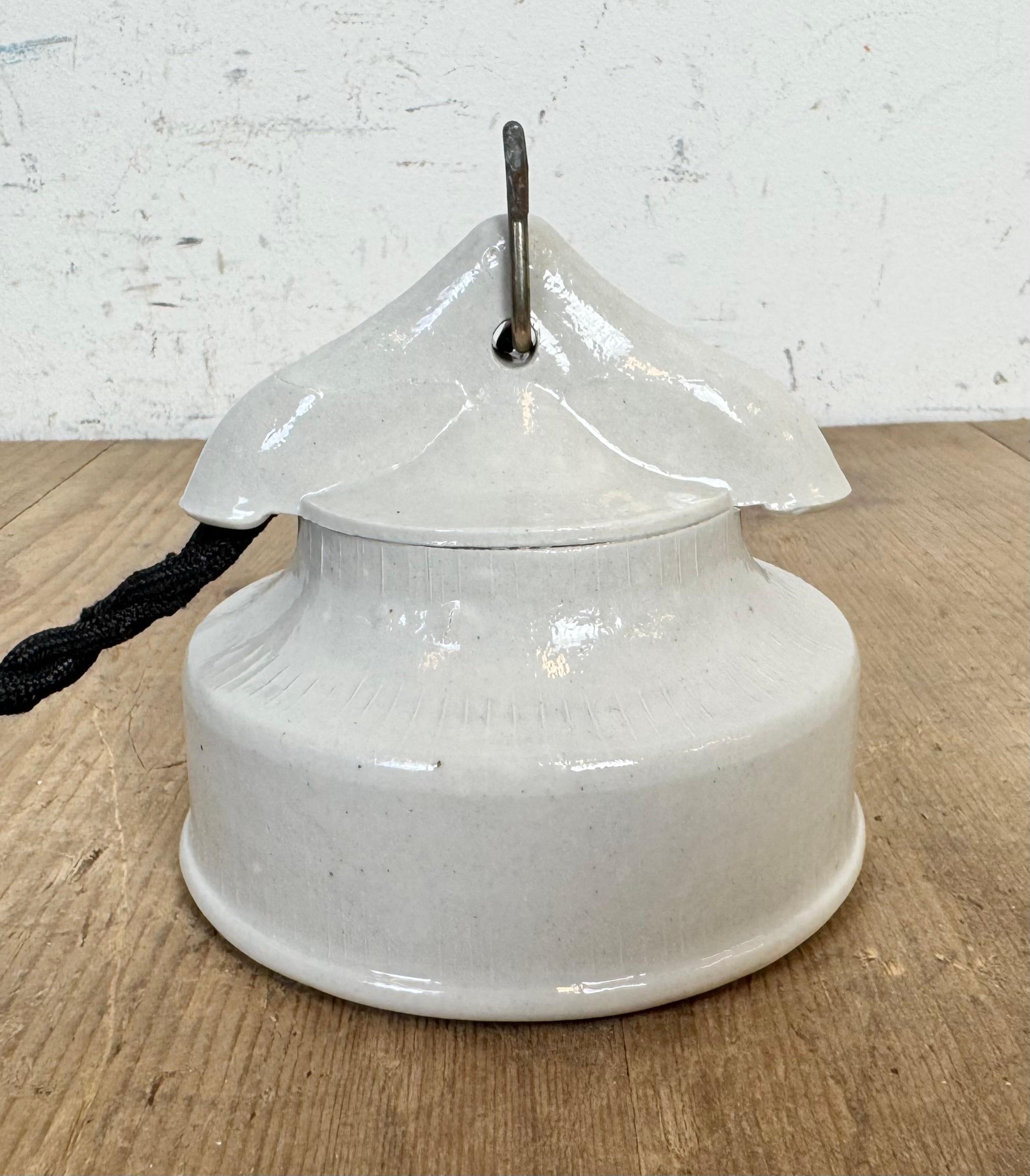 Lampada a sospensione in porcellana bianca vintage, anni '70 in vendita 9