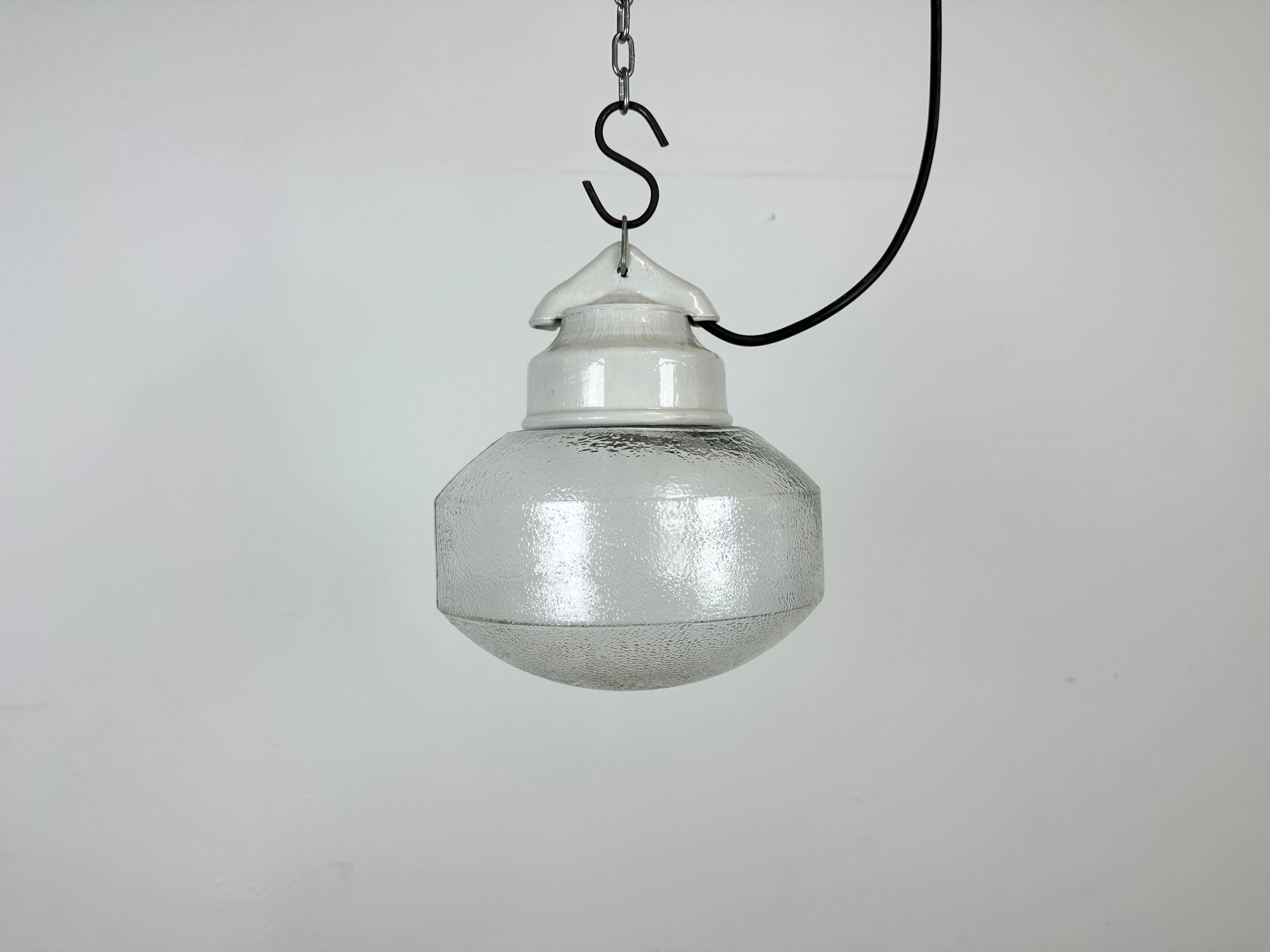 Lampe industrielle vintage fabriquée en Pologne dans les années 1970. Il est doté d'un plateau en porcelaine blanche et d'un couvercle en verre dépoli. La douille nécessite des ampoules E27/ E26. Un nouveau fil. Le poids de la lampe est de 1,2