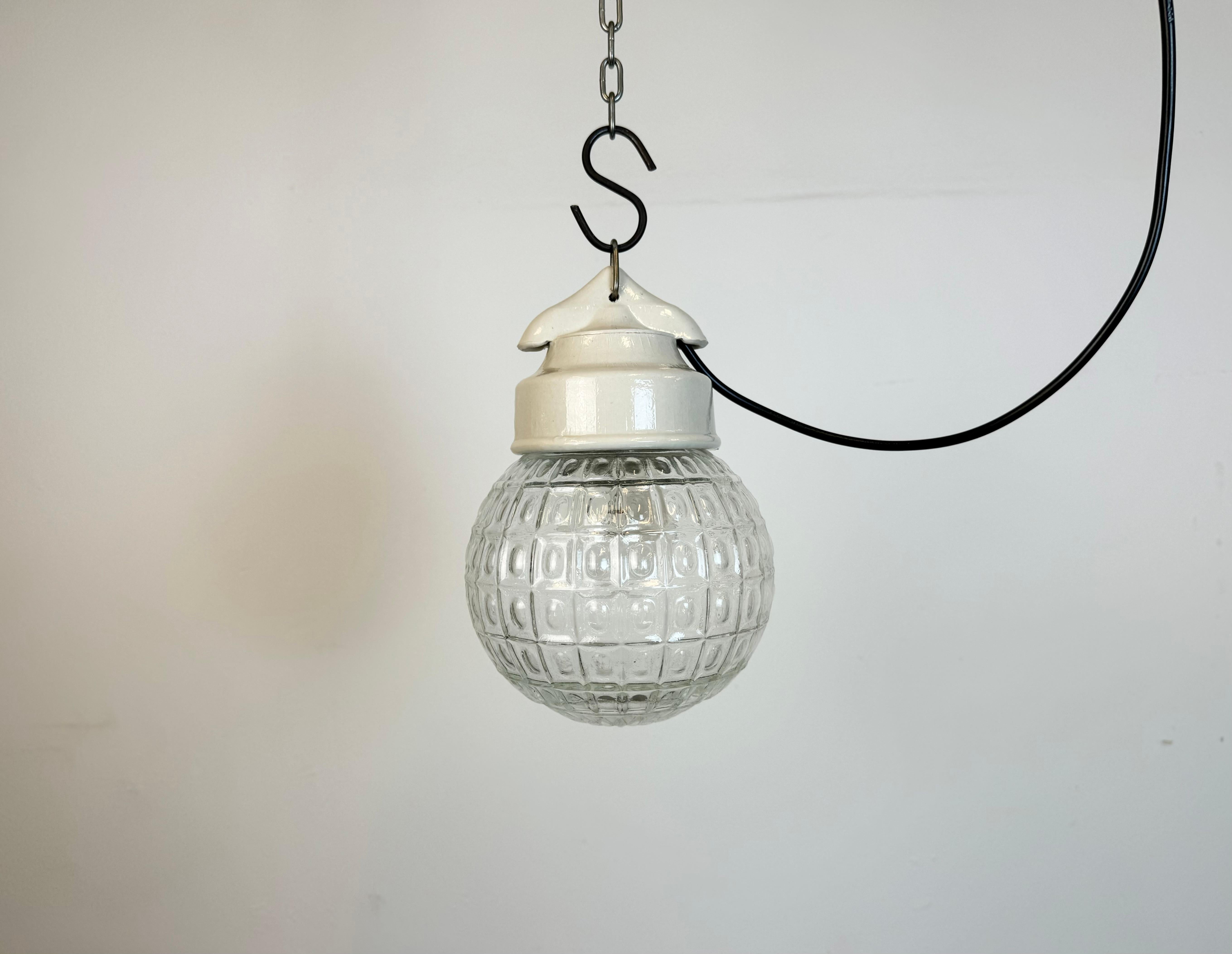 Lampe industrielle vintage fabriquée dans l'ancienne Tchécoslovaquie  au cours des années 1970. Il est doté d'un plateau en porcelaine blanche et d'un couvercle en verre. La douille est compatible avec les ampoules standard E27/ E26. Un nouveau fil.