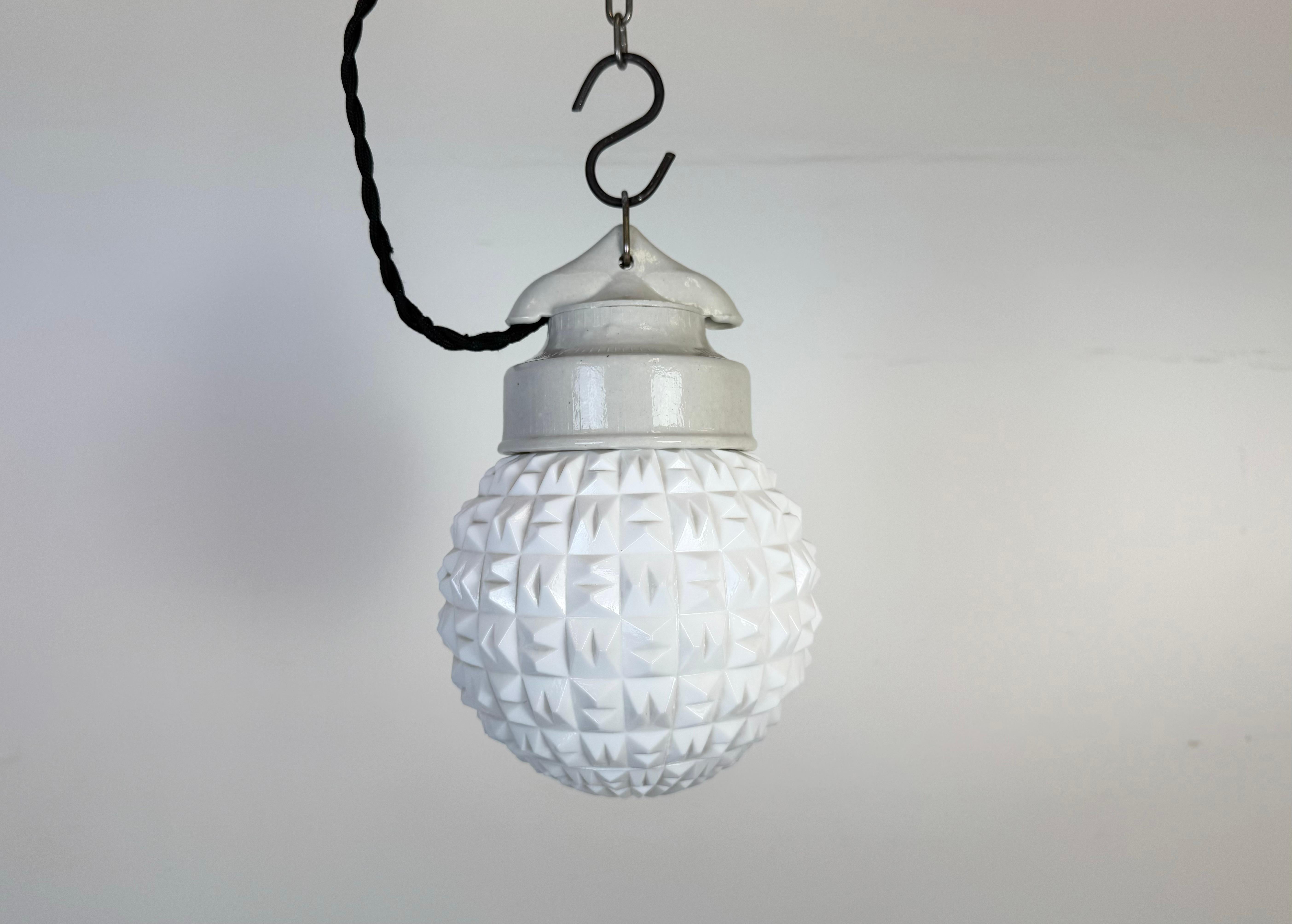 Lampada industriale vintage prodotta nell'ex Cecoslovacchia  durante gli anni '70. Presenta un piano in porcellana bianca e un coperchio in vetro. L'attacco richiede lampadine standard E27/ E26. Un nuovo cavo. Il peso della lampada è di 1