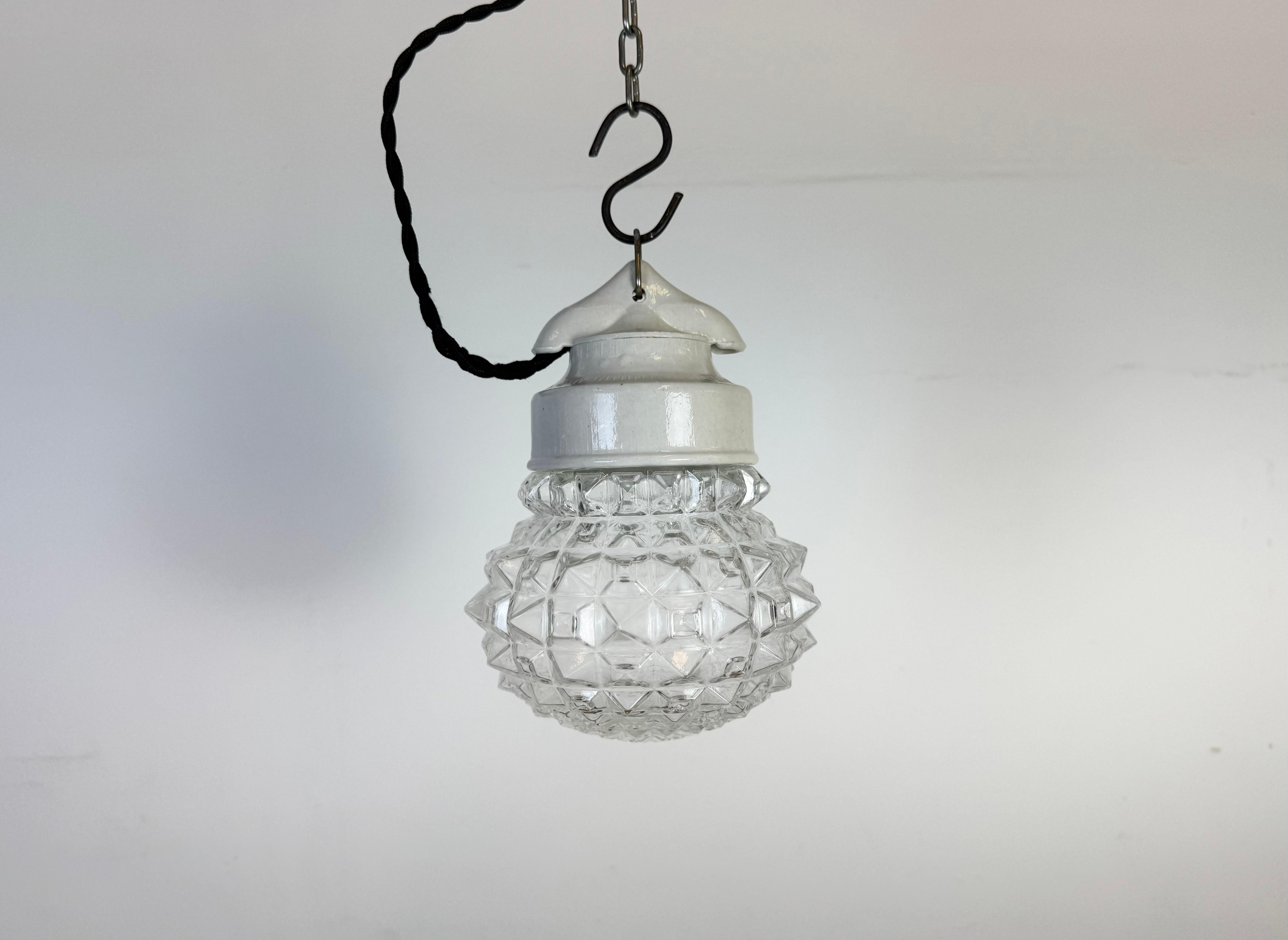 Lampada industriale vintage prodotta nell'ex Cecoslovacchia  durante gli anni '70. Presenta un piano in porcellana bianca e un coperchio in vetro. L'attacco richiede lampadine standard E27/ E26. Un nuovo cavo. Il peso della lampada è di 1