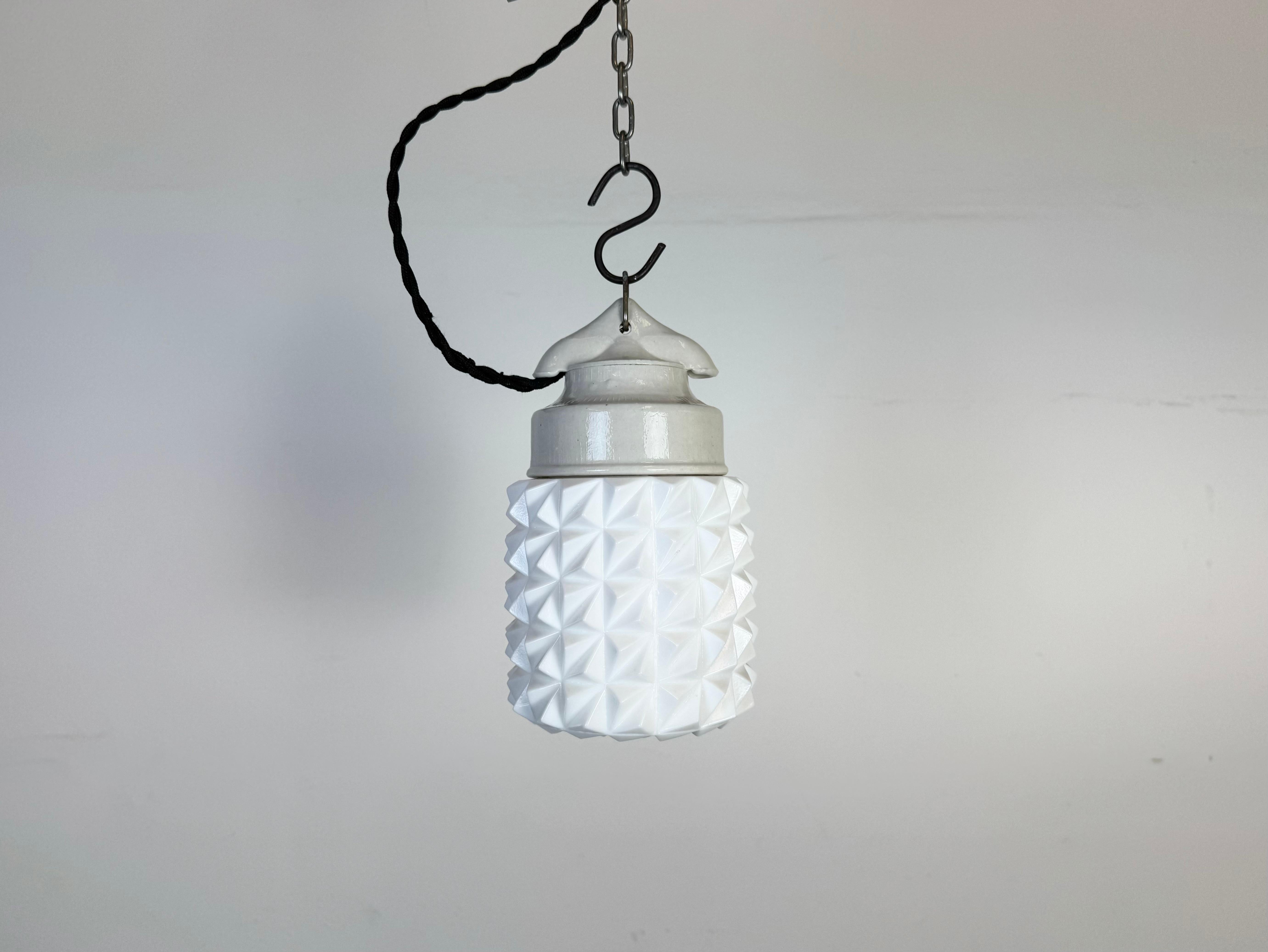 Lampada industriale vintage prodotta nell'ex Cecoslovacchia  durante gli anni '70. Presenta un piano in porcellana bianca e un coperchio in vetro. L'attacco richiede lampadine standard E27/ E26. Un nuovo cavo. Il peso della lampada è di 1