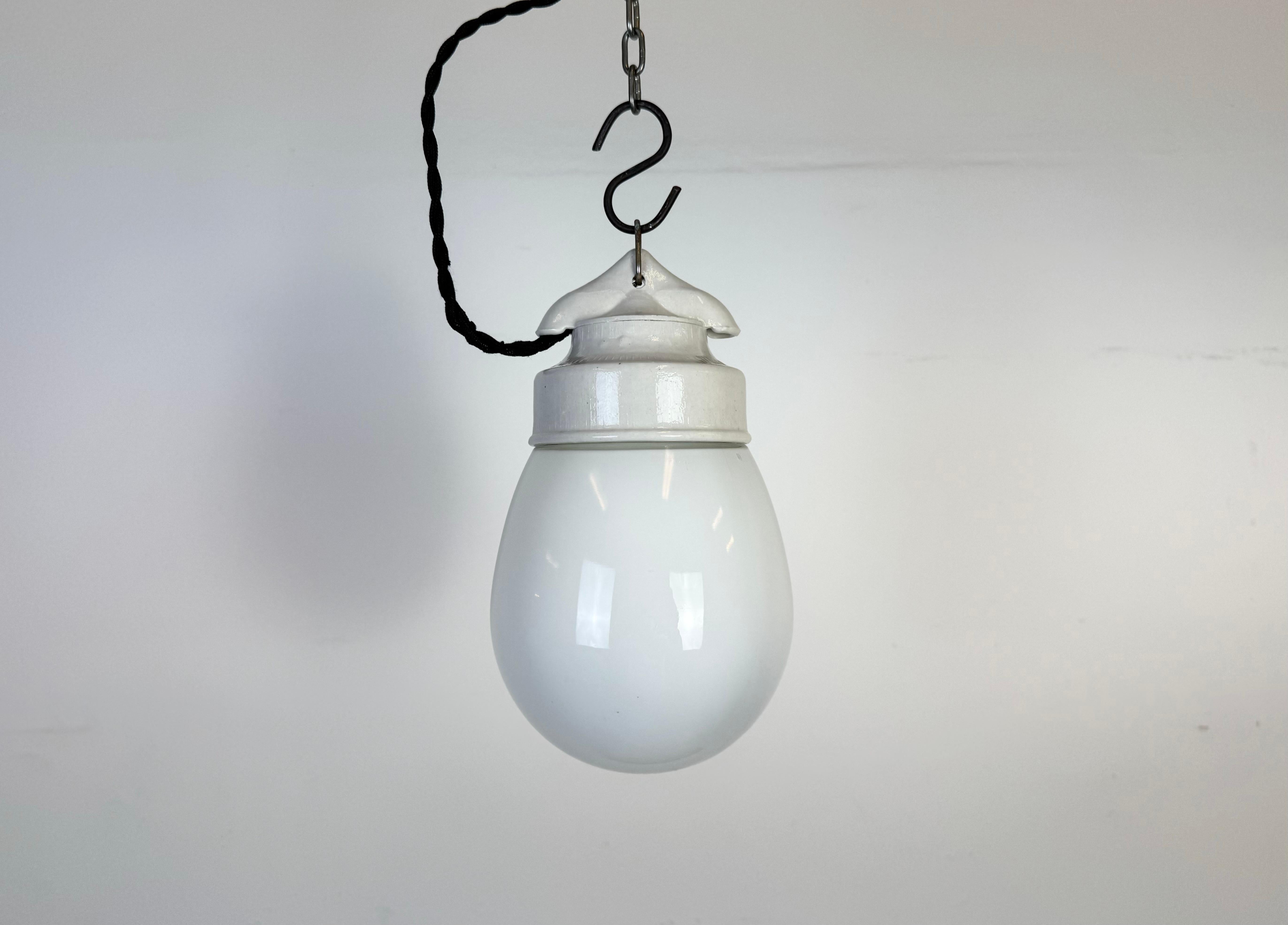 Lampada industriale vintage prodotta nell'ex Cecoslovacchia  durante gli anni '70. Presenta un piano in porcellana bianca e un coperchio in vetro. L'attacco richiede lampadine standard E27/ E26. Un nuovo cavo. Il peso della lampada è di 1