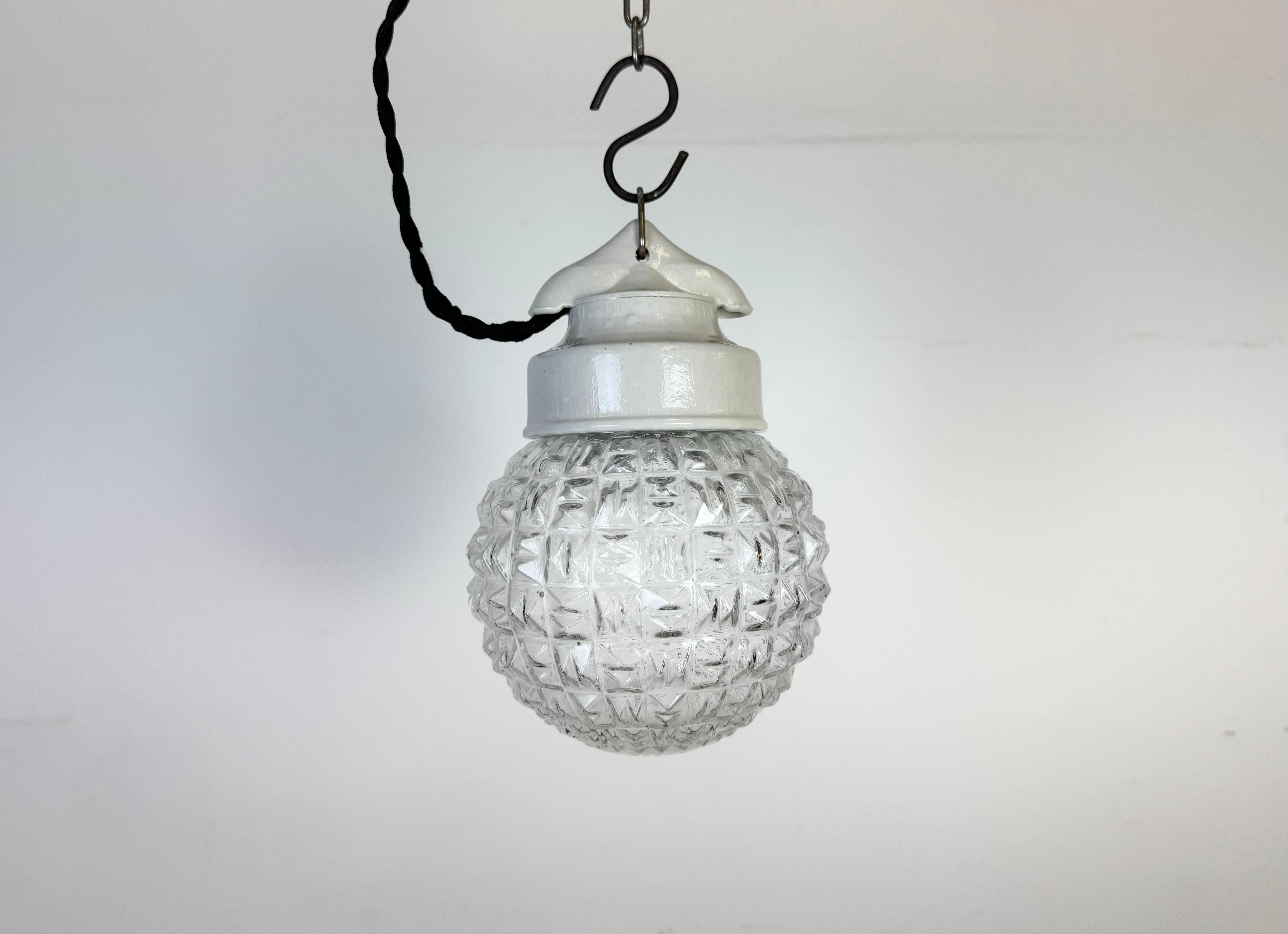 Lámpara industrial vintage fabricada en la antigua Checoslovaquia  durante la década de 1970. Tiene una encimera de porcelana blanca y una tapa de cristal. El casquillo requiere bombillas estándar E27/ E26. Cable nuevo. El peso de la luz es de 1