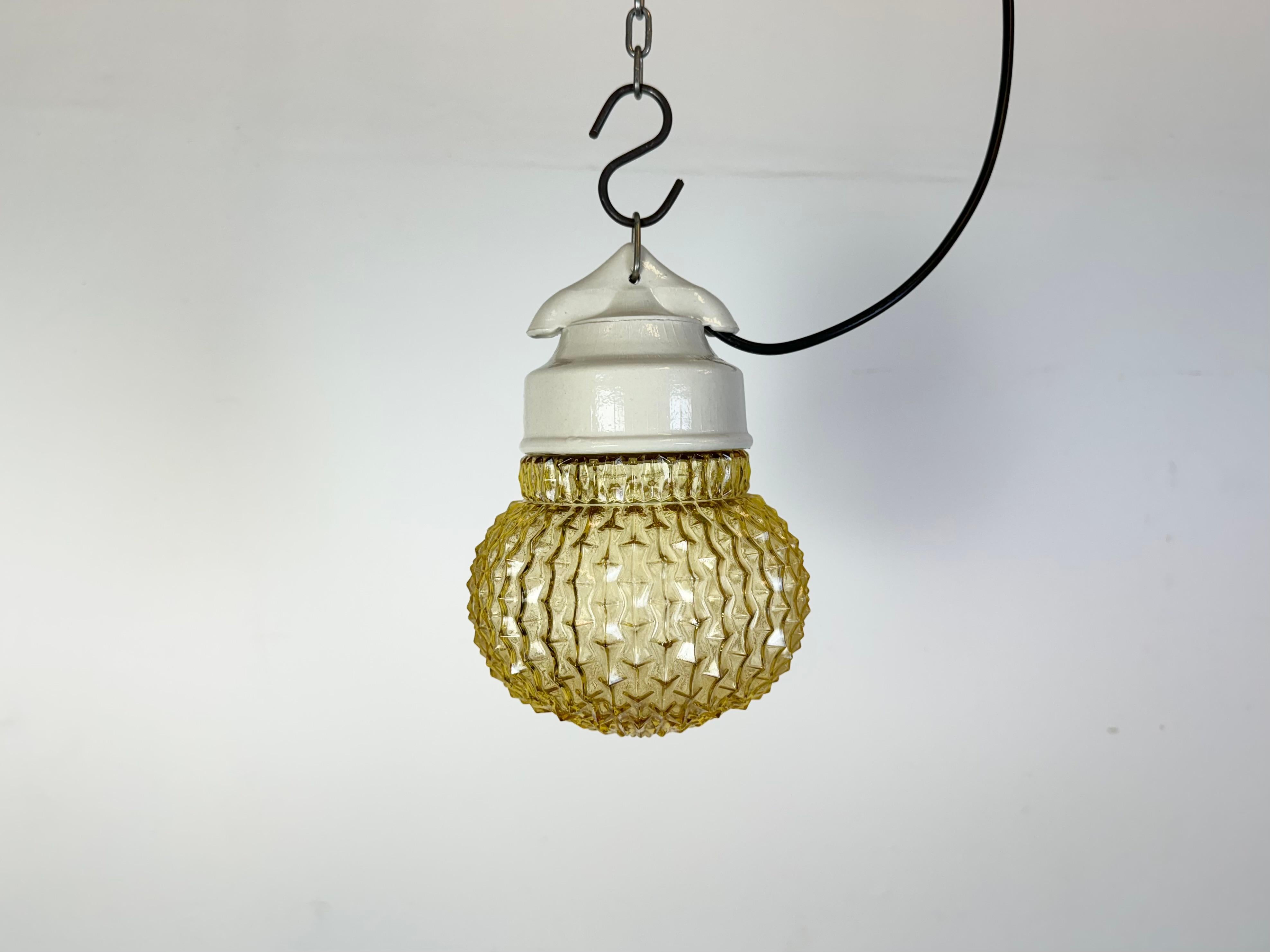 Lampe industrielle vintage fabriquée dans l'ancienne Tchécoslovaquie  au cours des années 1970. Il est doté d'un plateau en porcelaine blanche et d'un couvercle en verre. La douille est compatible avec les ampoules standard E27/ E26. Un nouveau fil.