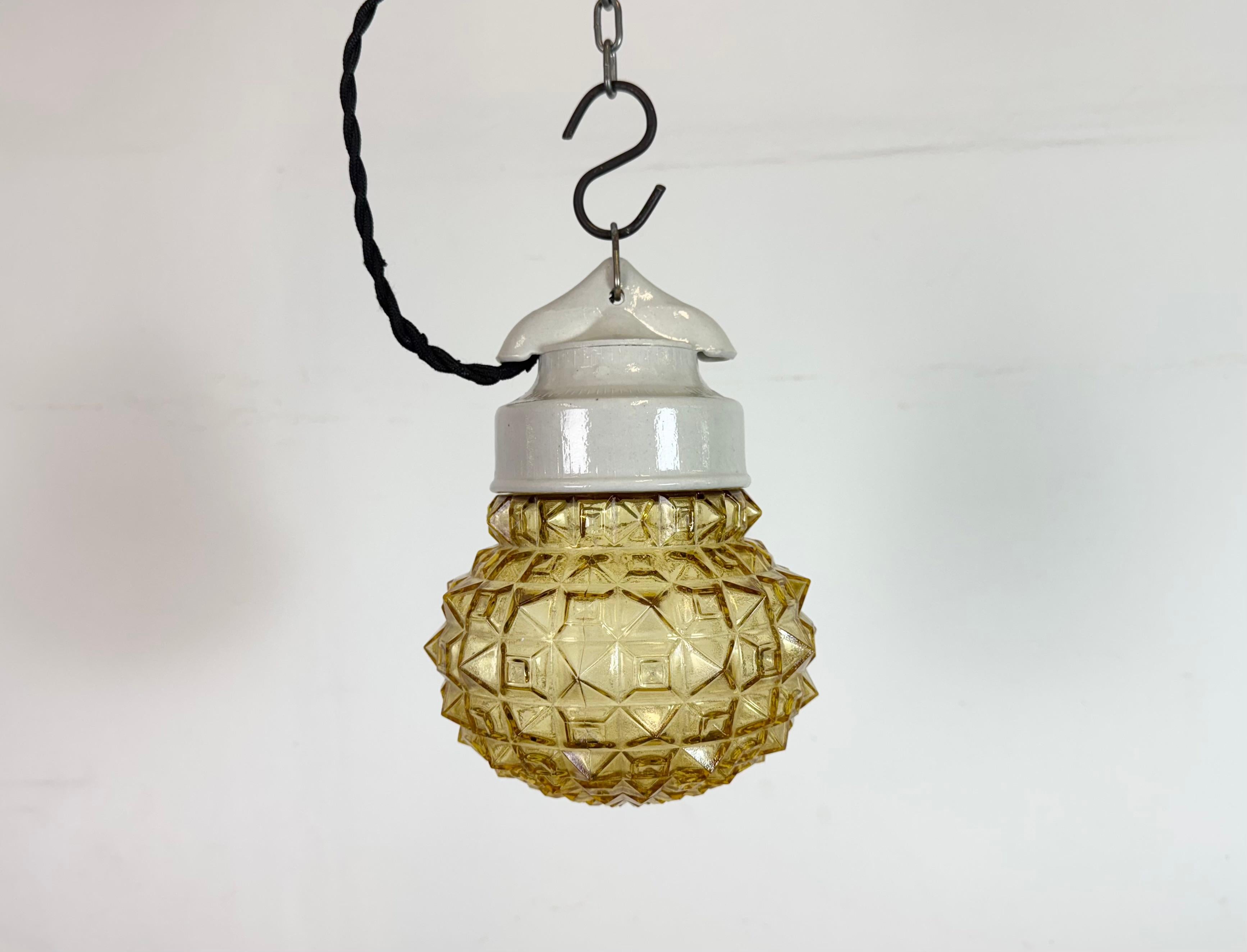 Lampada industriale vintage prodotta nell'ex Cecoslovacchia  durante gli anni '70. Presenta un piano in porcellana bianca e un coperchio in vetro. L'attacco richiede lampadine standard E27/ E26. Un nuovo cavo. Il peso della lampada è di 1