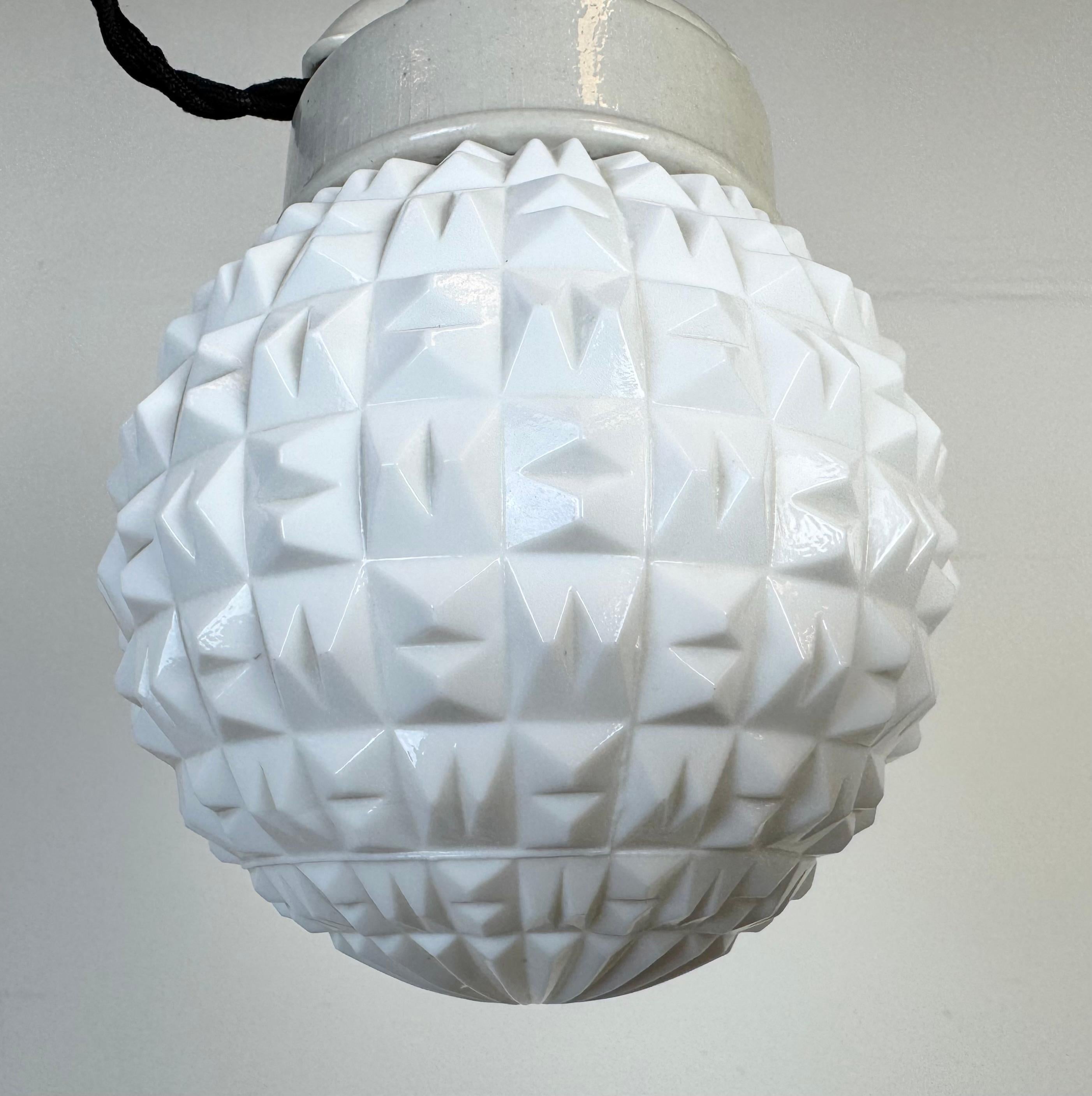 Industriale Lampada a sospensione in porcellana bianca vintage, anni '70 in vendita