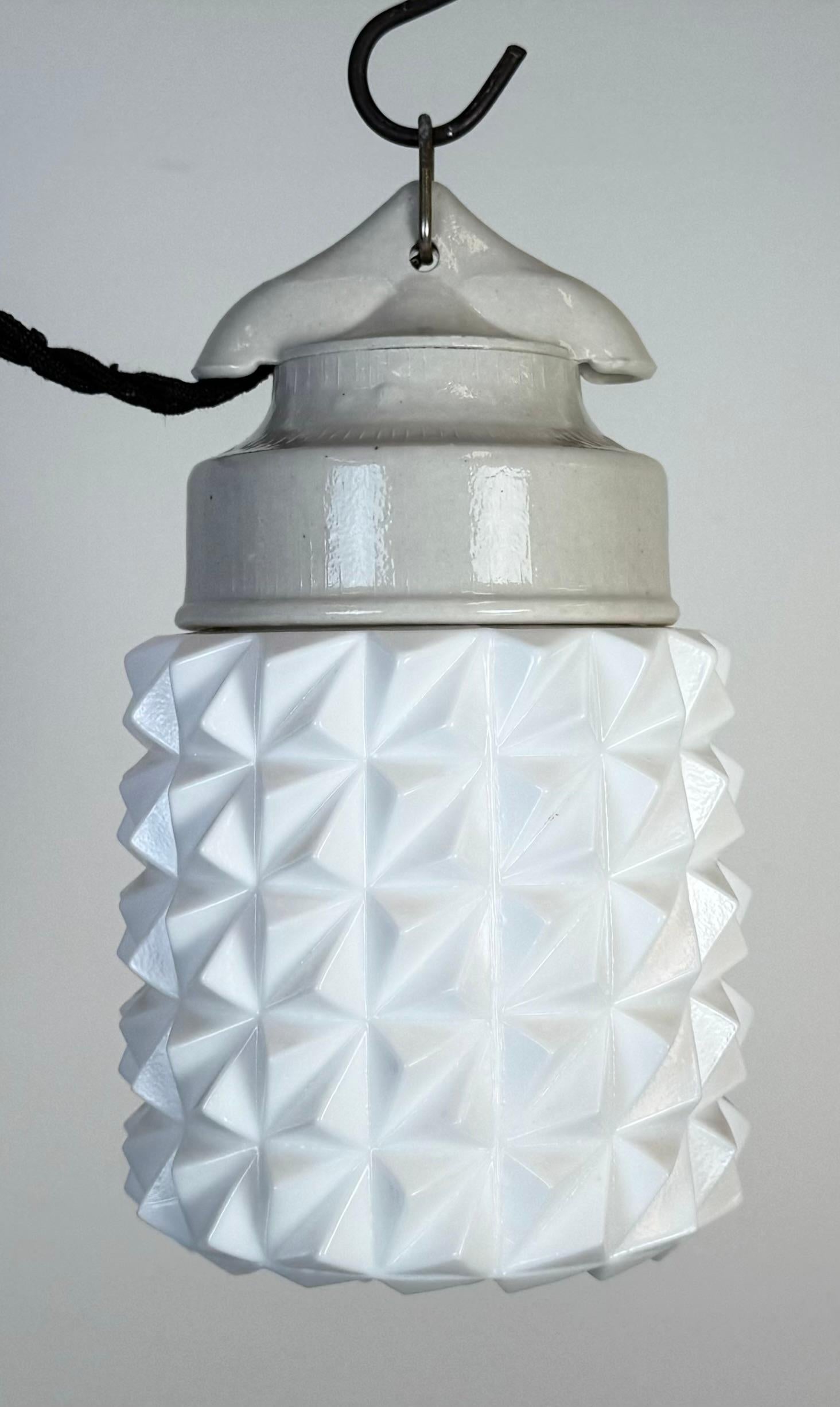 Industriale Lampada a sospensione in porcellana bianca vintage, anni '70 in vendita