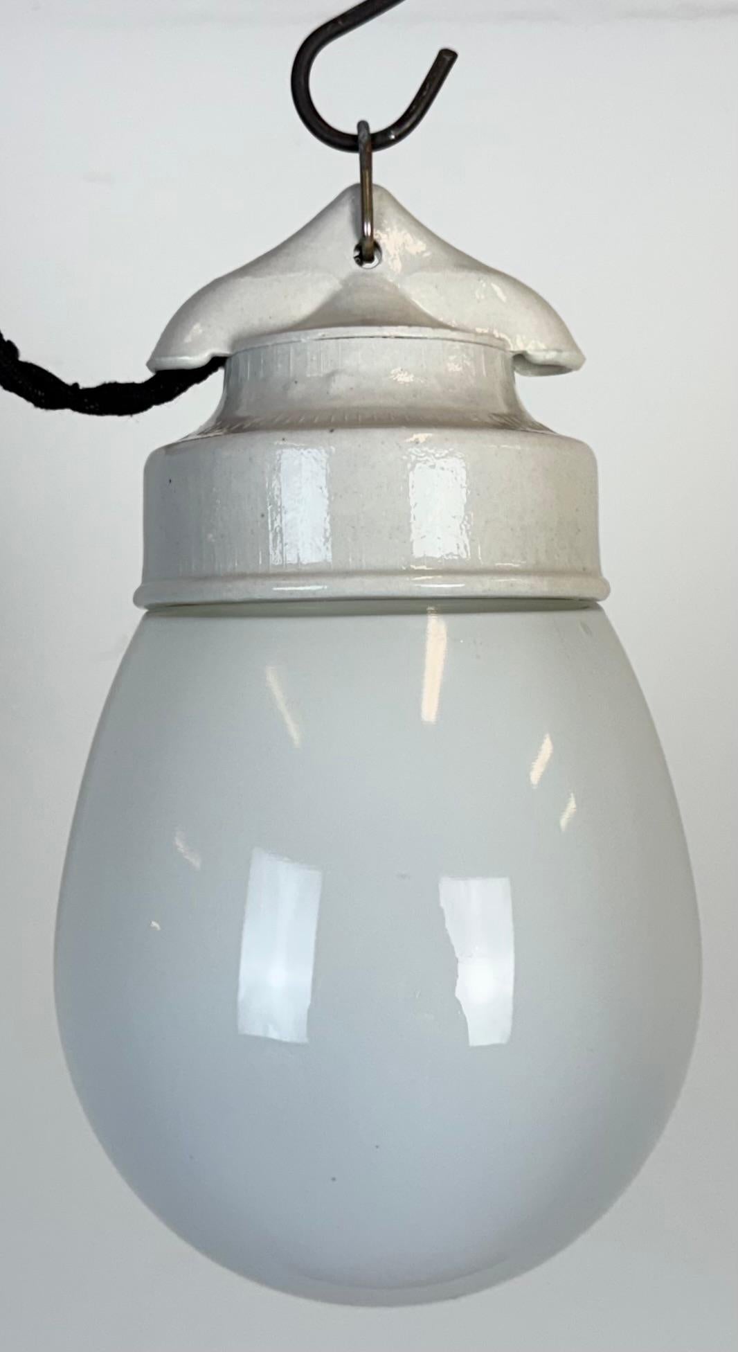 Industriale Lampada a sospensione in porcellana bianca vintage, anni '70 in vendita