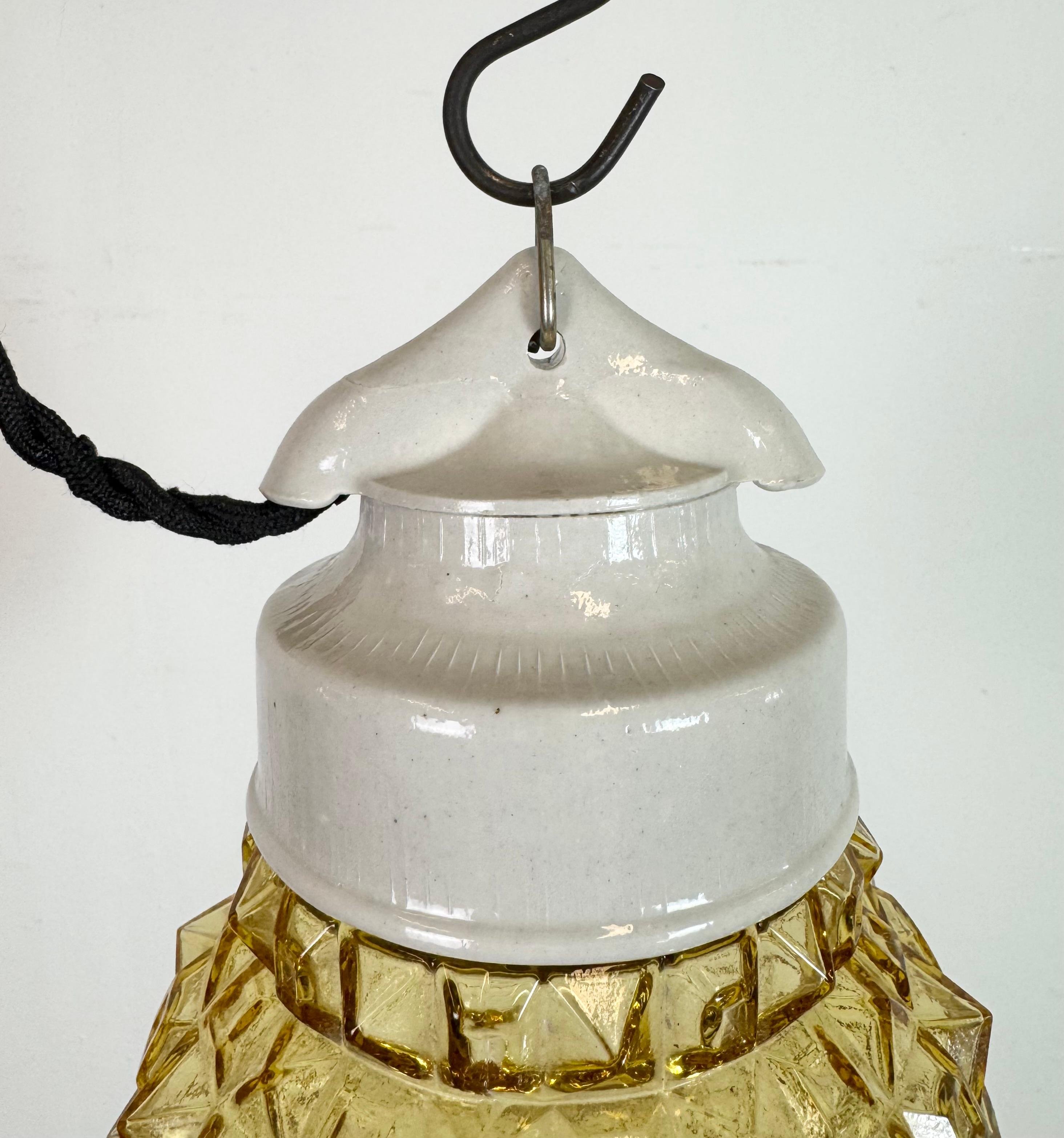 Industriale Lampada a sospensione in porcellana bianca vintage, anni '70 in vendita