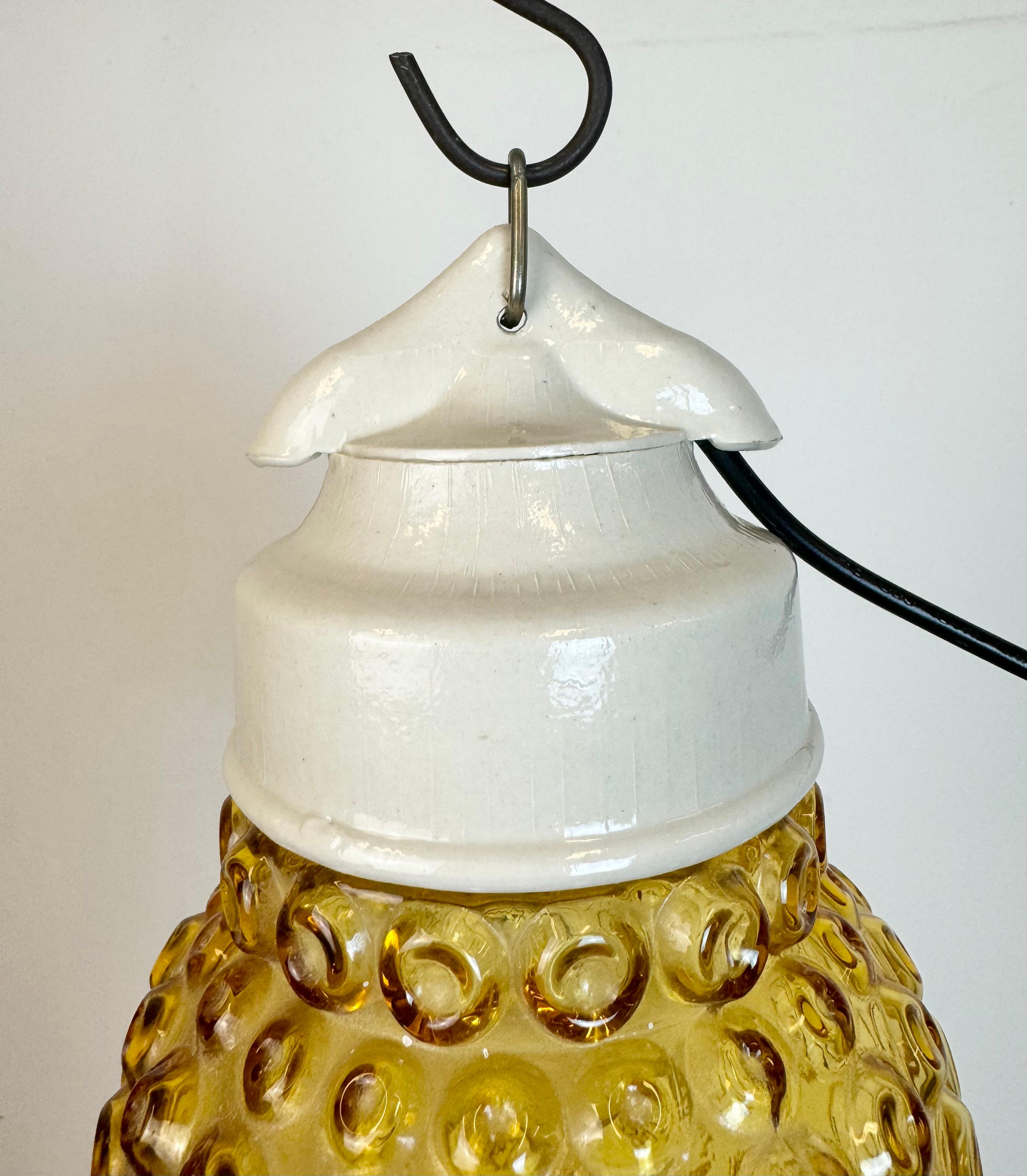 Industriel Lampe à suspension vintage en porcelaine blanche, années 1970 en vente