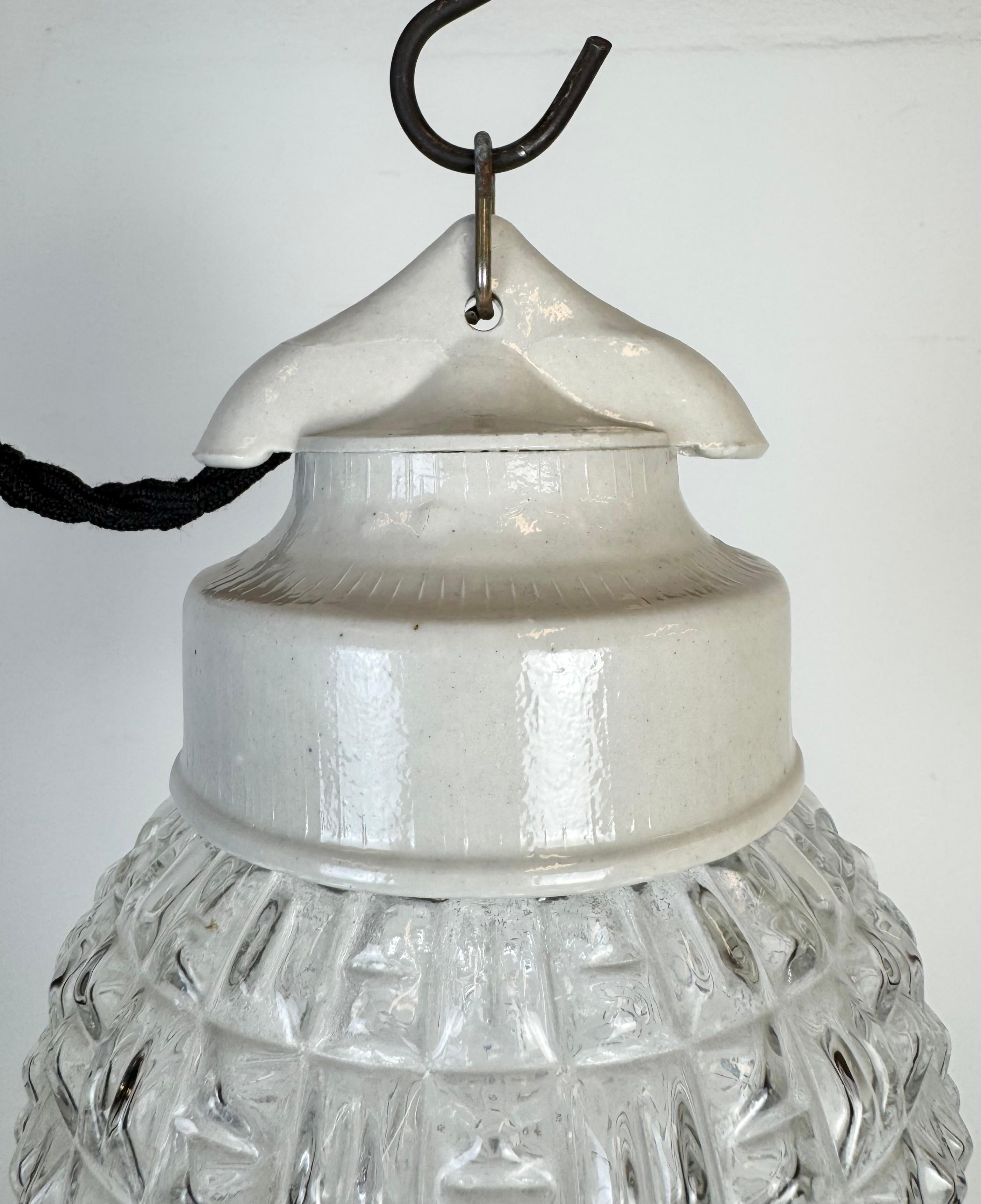 Lámpara colgante vintage de porcelana blanca, años 70 Checo en venta