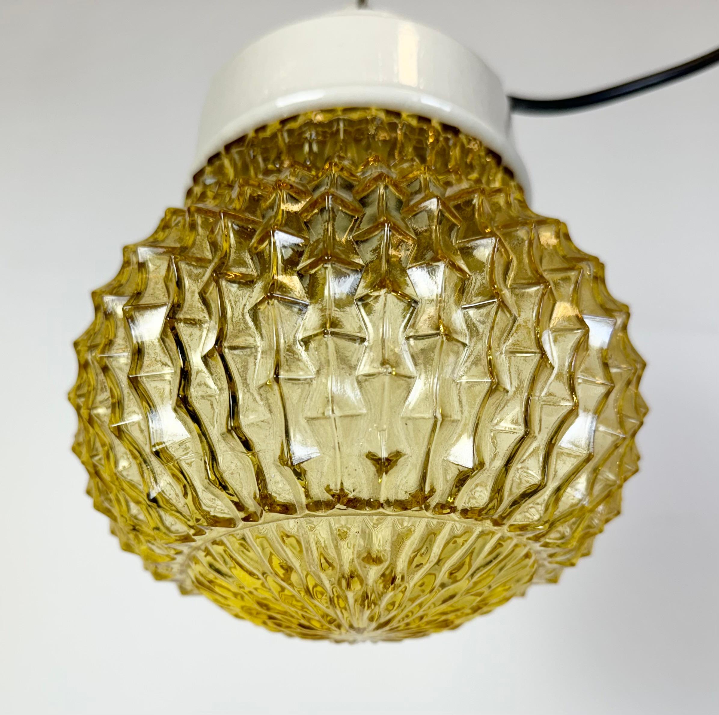 Tchèque Lampe à suspension vintage en porcelaine blanche, années 1970 en vente
