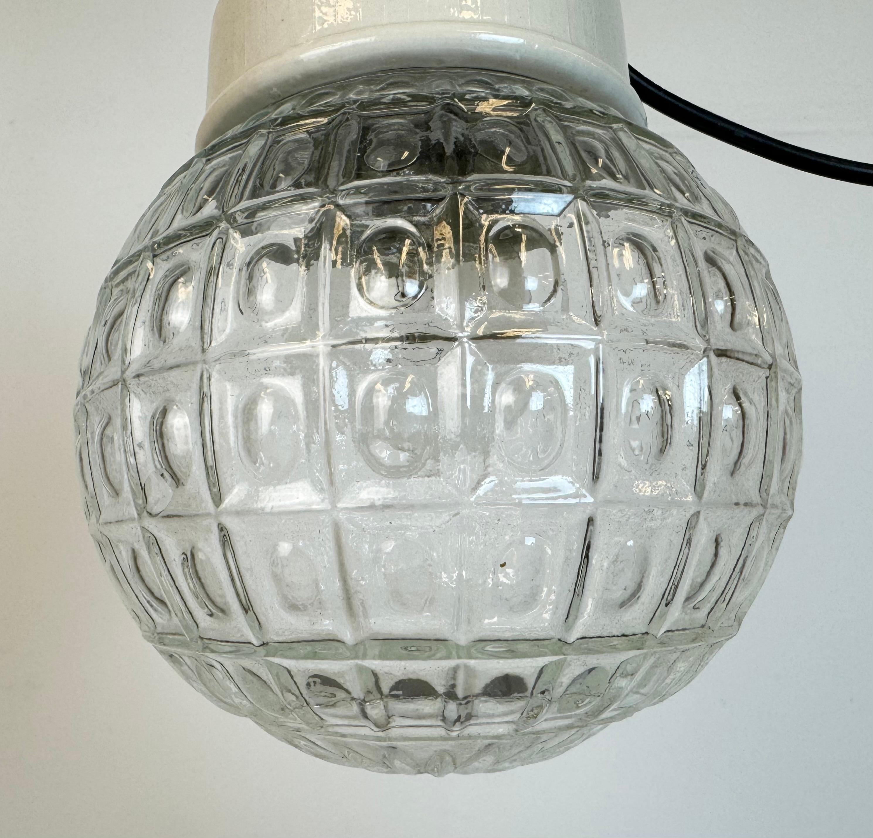 Lampe à suspension vintage en porcelaine blanche, années 1970 Bon état - En vente à Kojetice, CZ