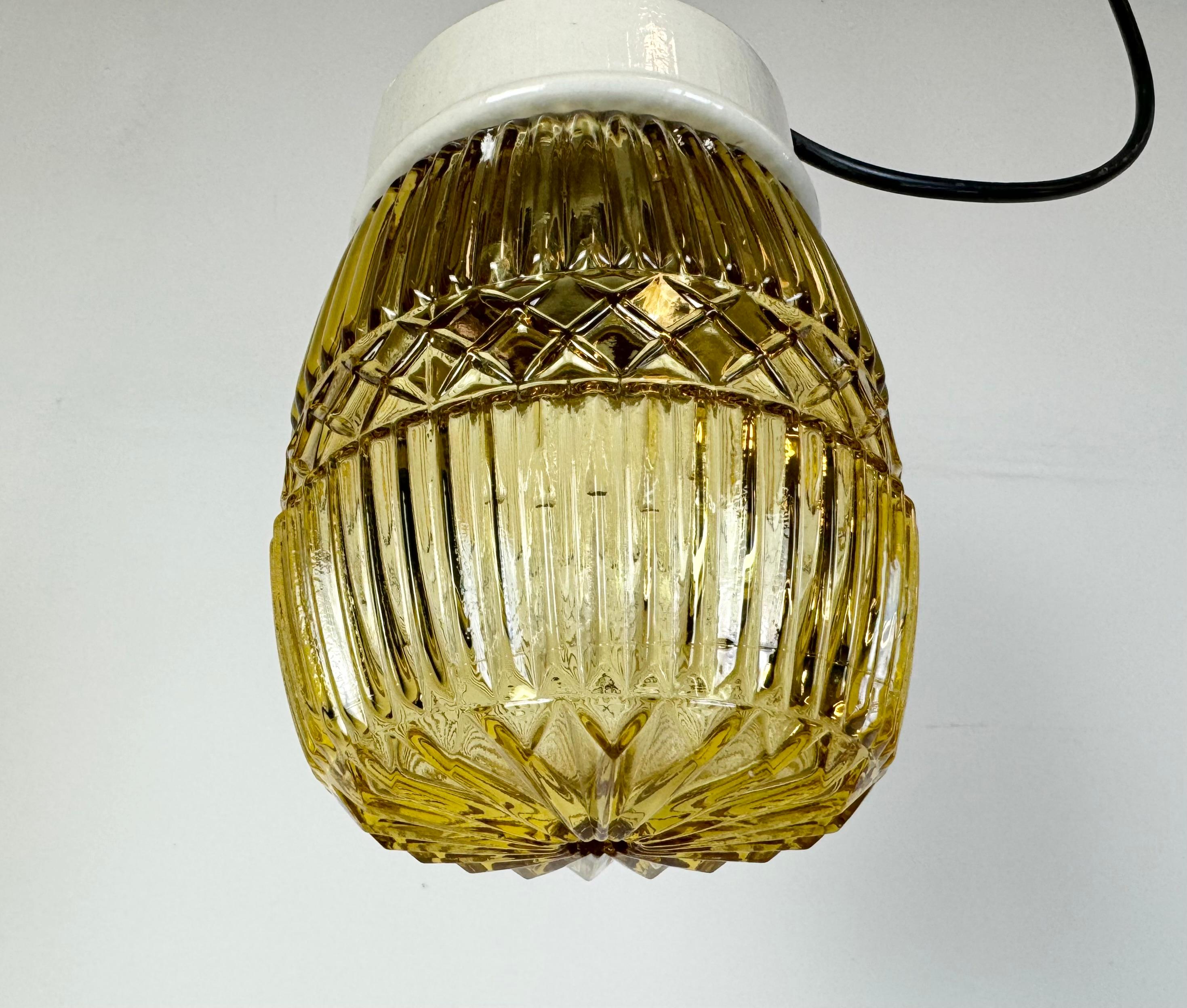 Lampe à suspension vintage en porcelaine blanche, années 1970 Bon état - En vente à Kojetice, CZ