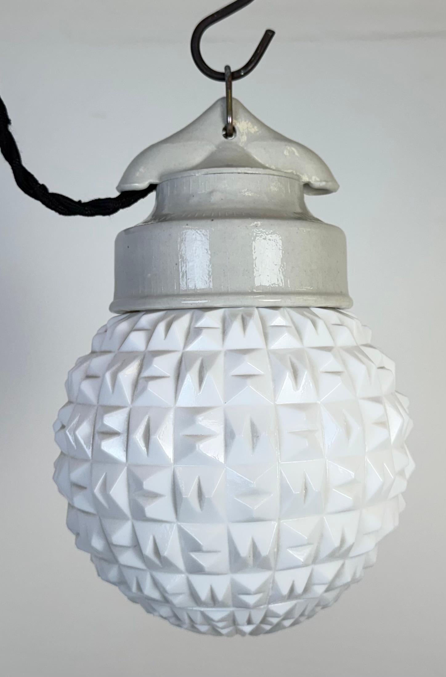 Lampada a sospensione in porcellana bianca vintage, anni '70 In condizioni buone in vendita a Kojetice, CZ