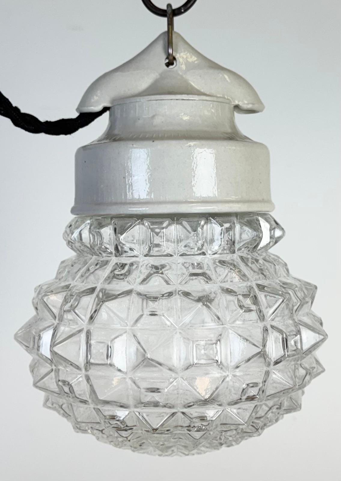 Lampada a sospensione in porcellana bianca vintage, anni '70 In condizioni buone in vendita a Kojetice, CZ