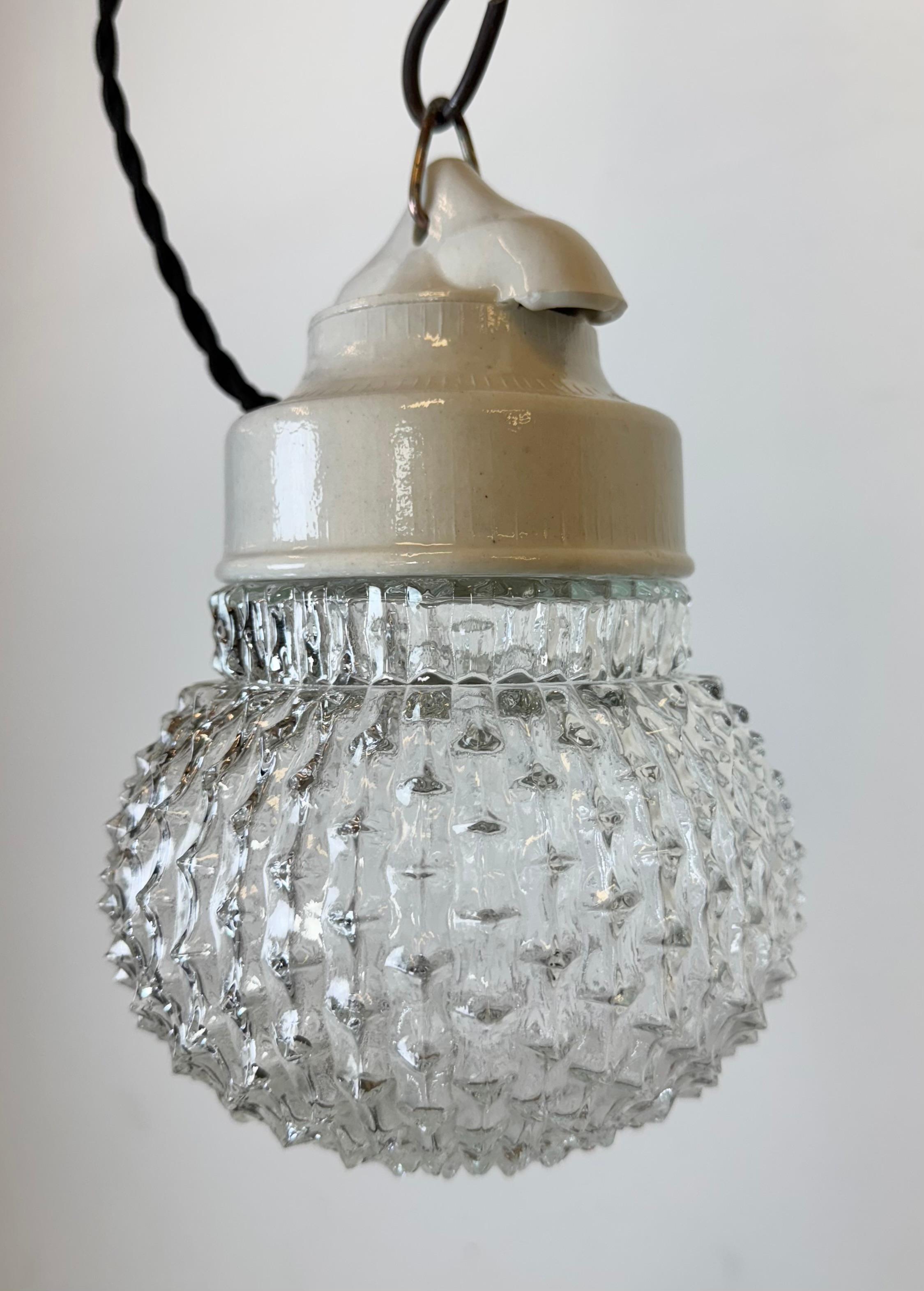 Lampada a sospensione in porcellana bianca vintage, anni '70 In condizioni buone in vendita a Kojetice, CZ