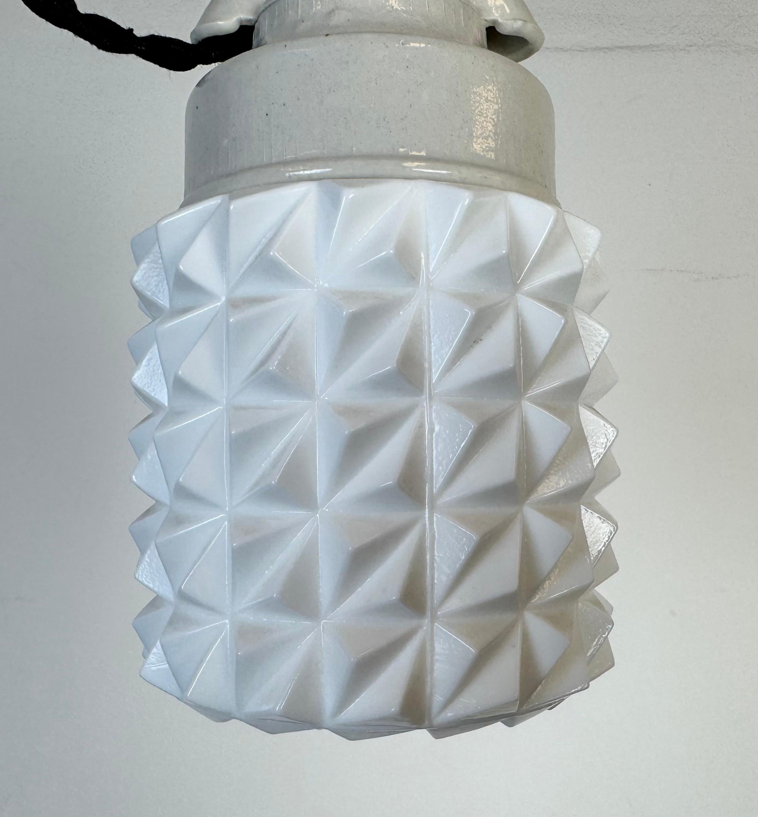 Lampada a sospensione in porcellana bianca vintage, anni '70 In condizioni buone in vendita a Kojetice, CZ