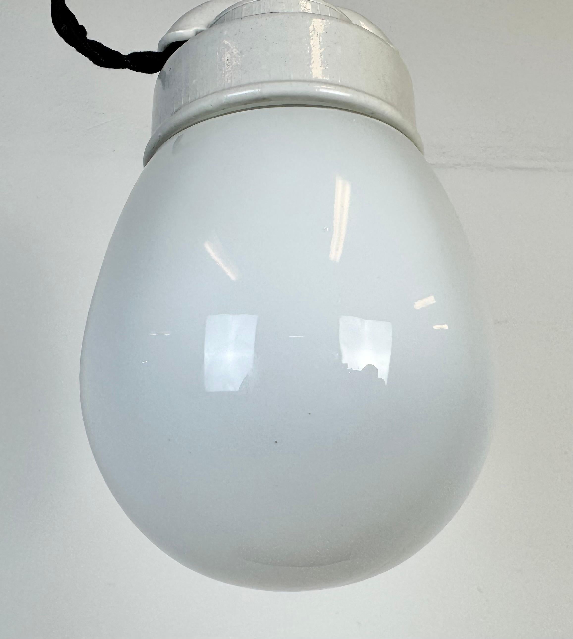 Lampada a sospensione in porcellana bianca vintage, anni '70 In condizioni buone in vendita a Kojetice, CZ