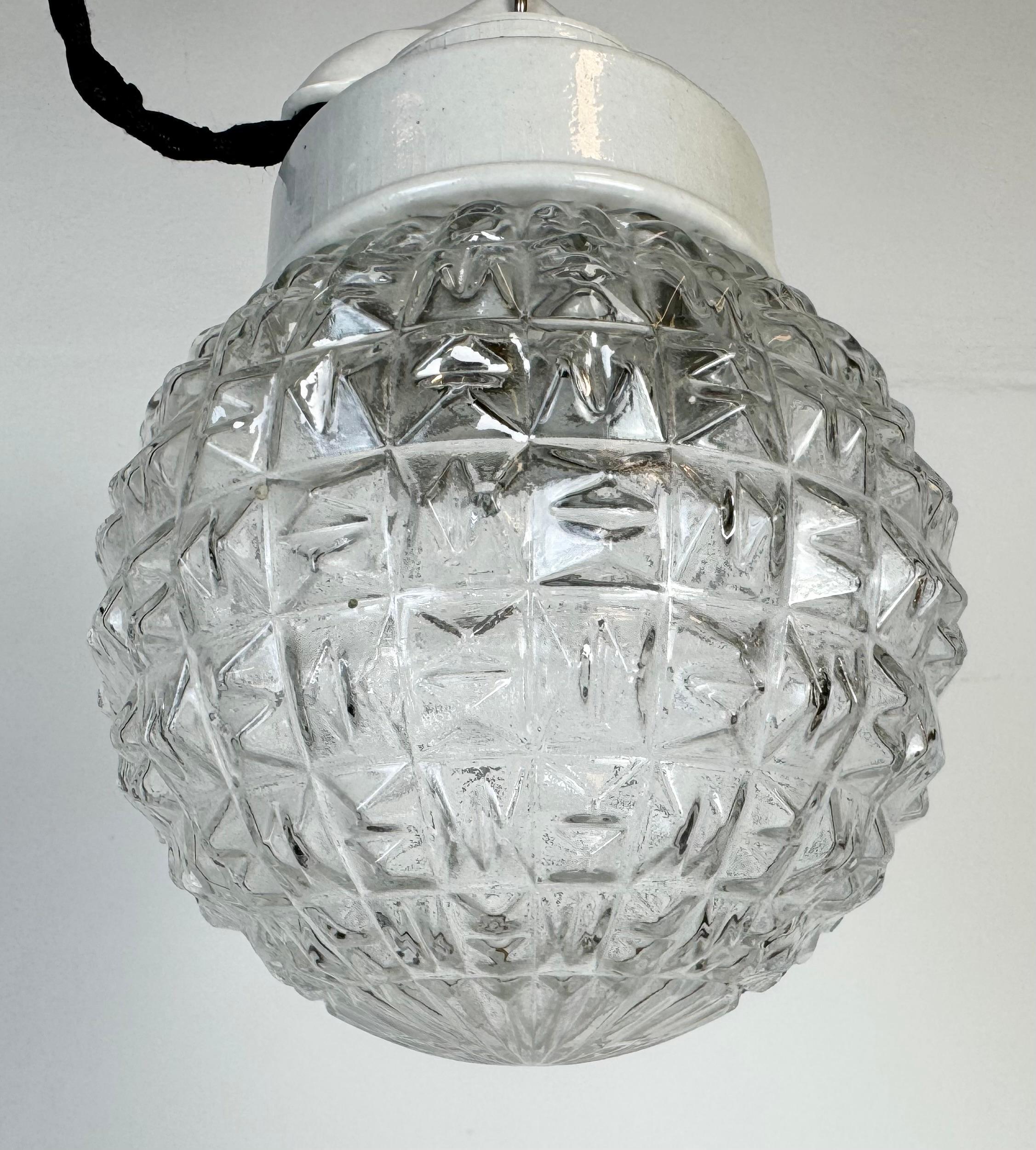 Lámpara colgante vintage de porcelana blanca, años 70 en Bueno estado para la venta en Kojetice, CZ
